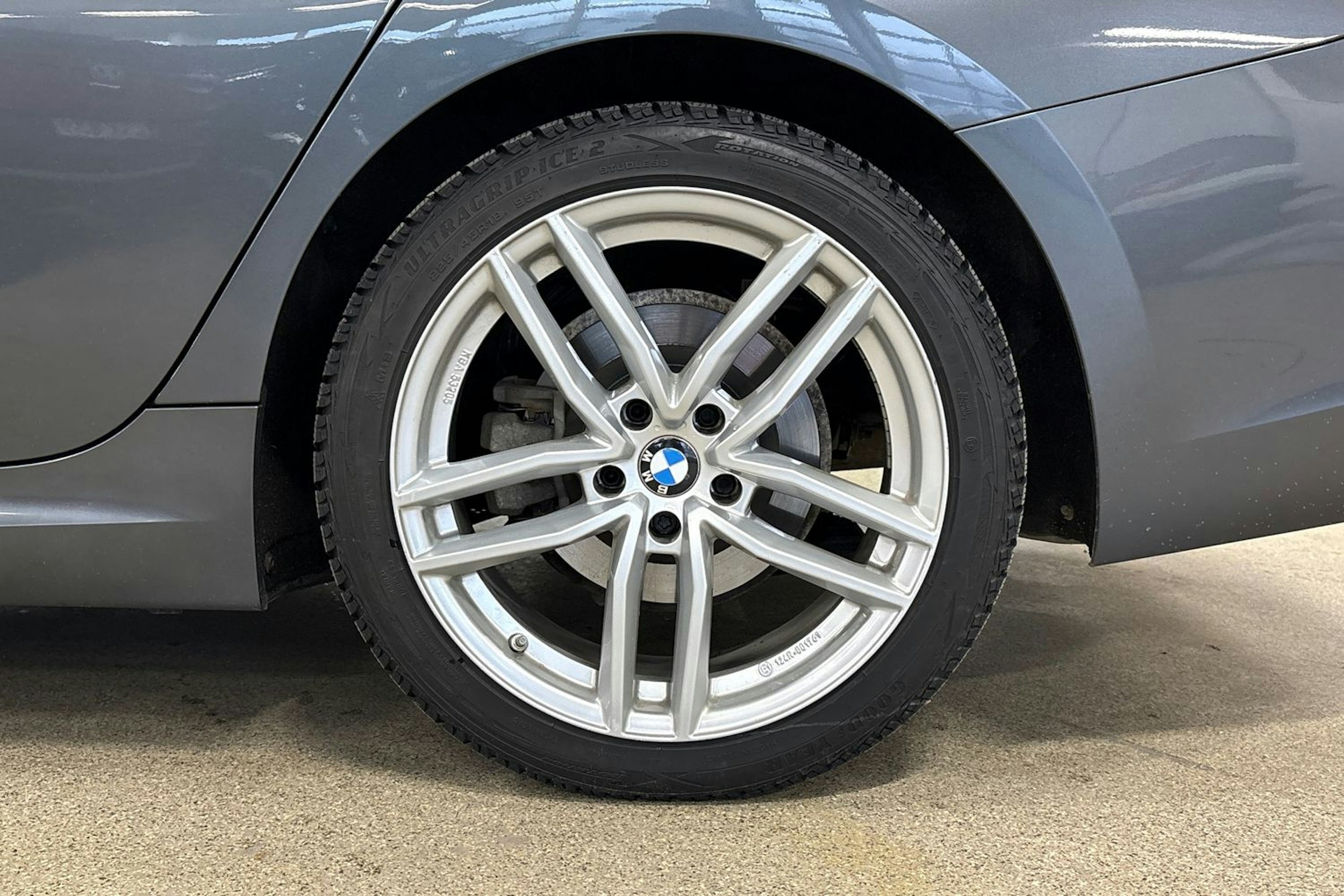 harmaa BMW 320 2022 kuva 10.