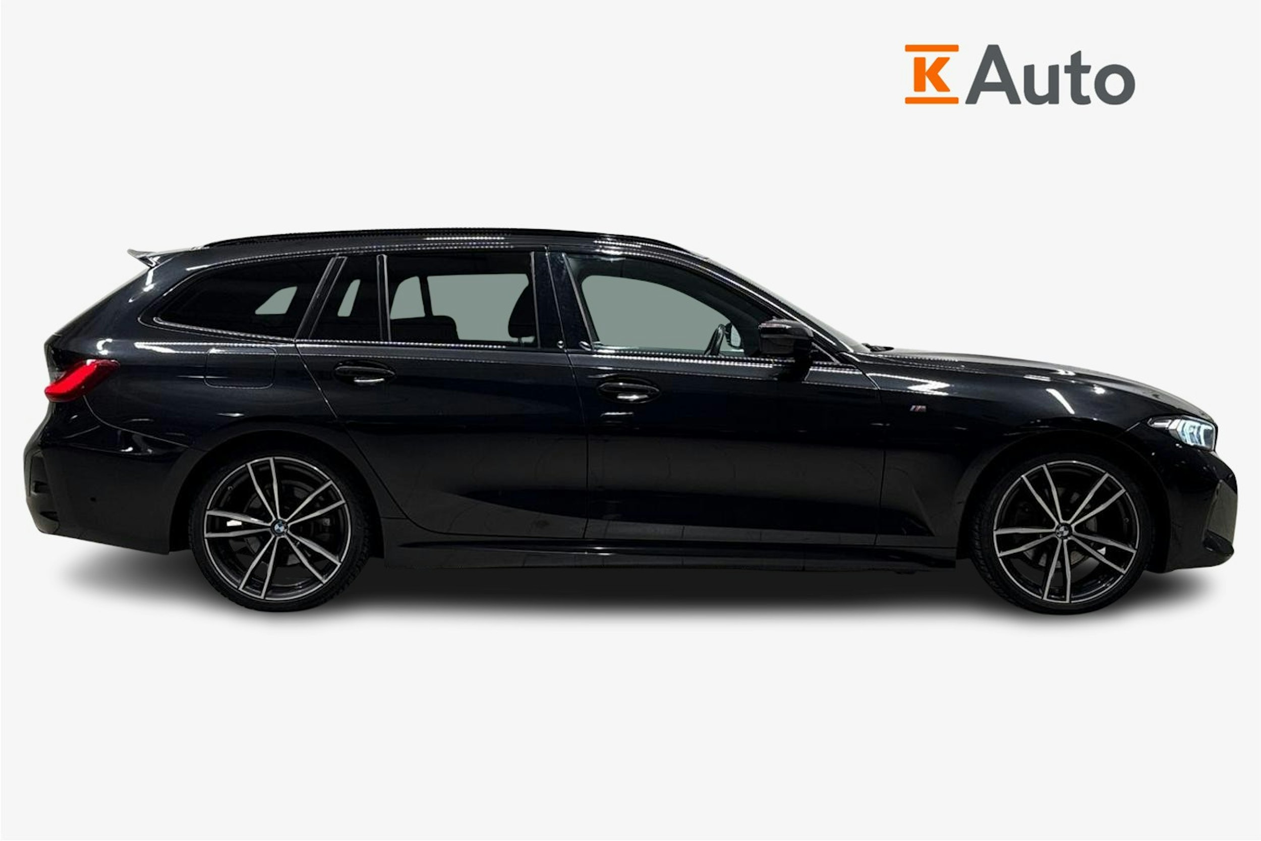 Musta BMW 320 2022 kuva 6.