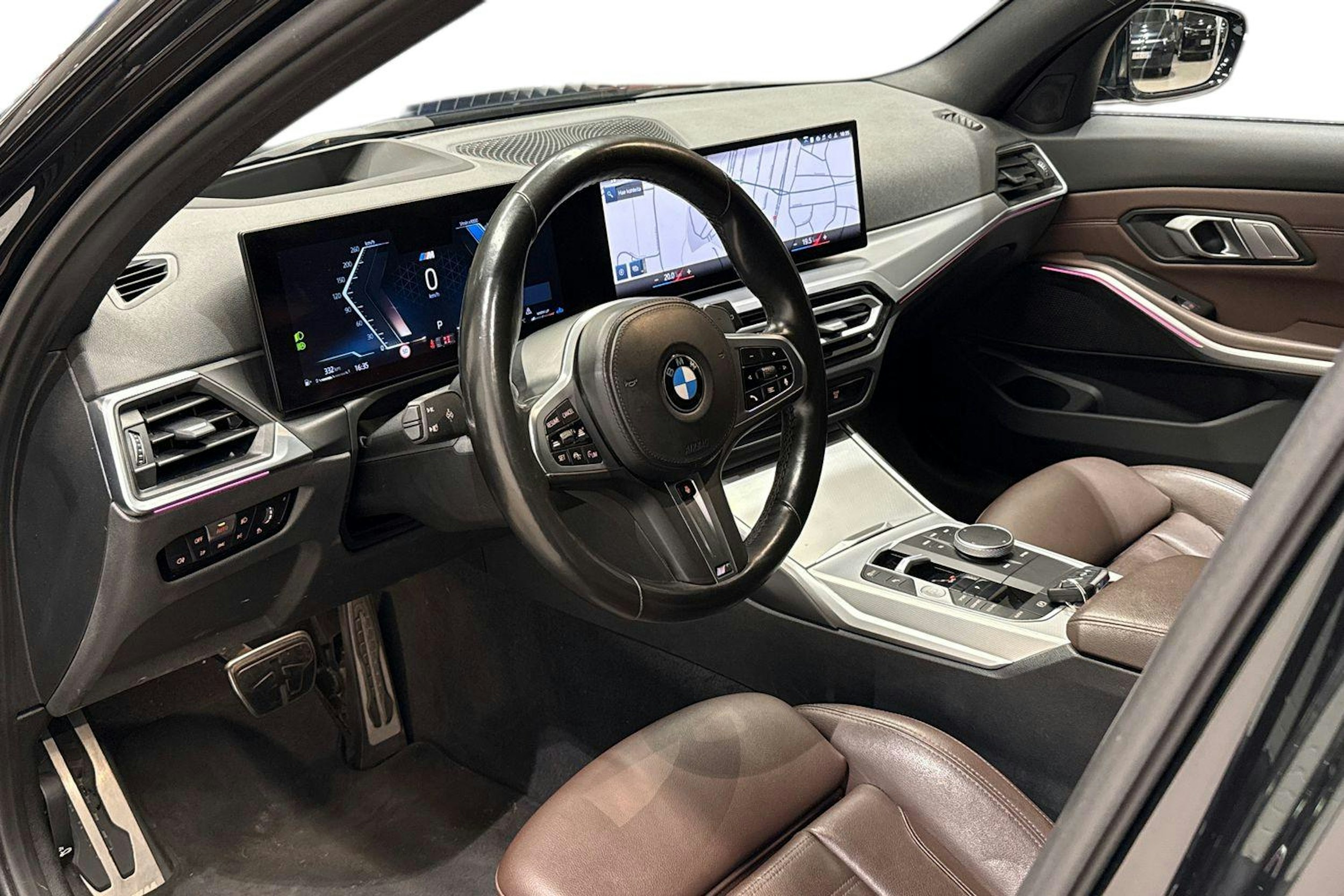 Musta BMW 320 2022 kuva 7.