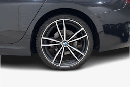 Musta BMW 320 2022 kuva 11.