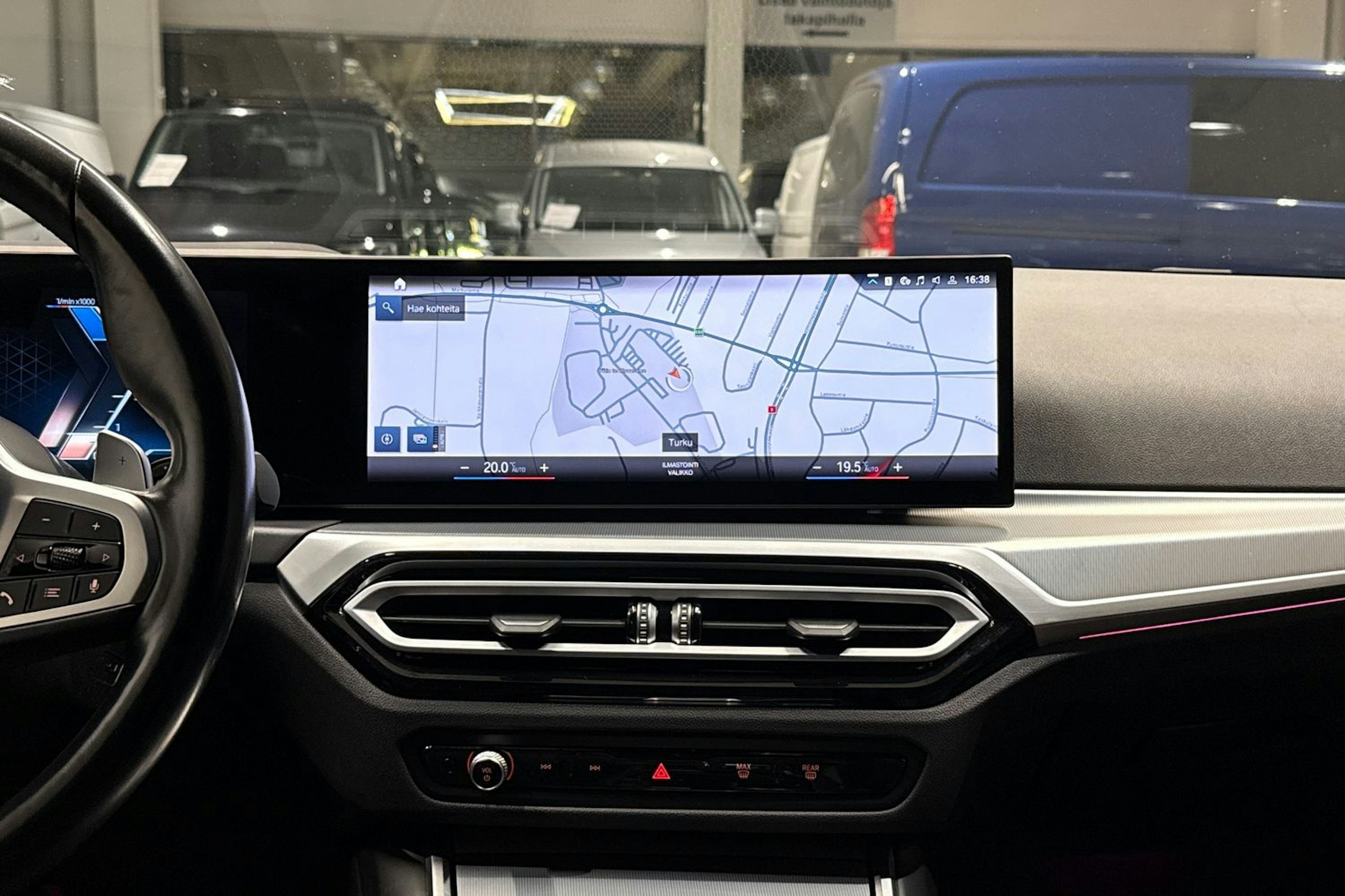 Musta BMW 320 2022 kuva 15.