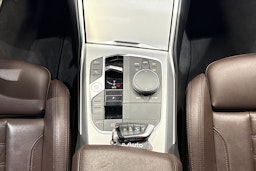 Musta BMW 320 2022 kuva 16.