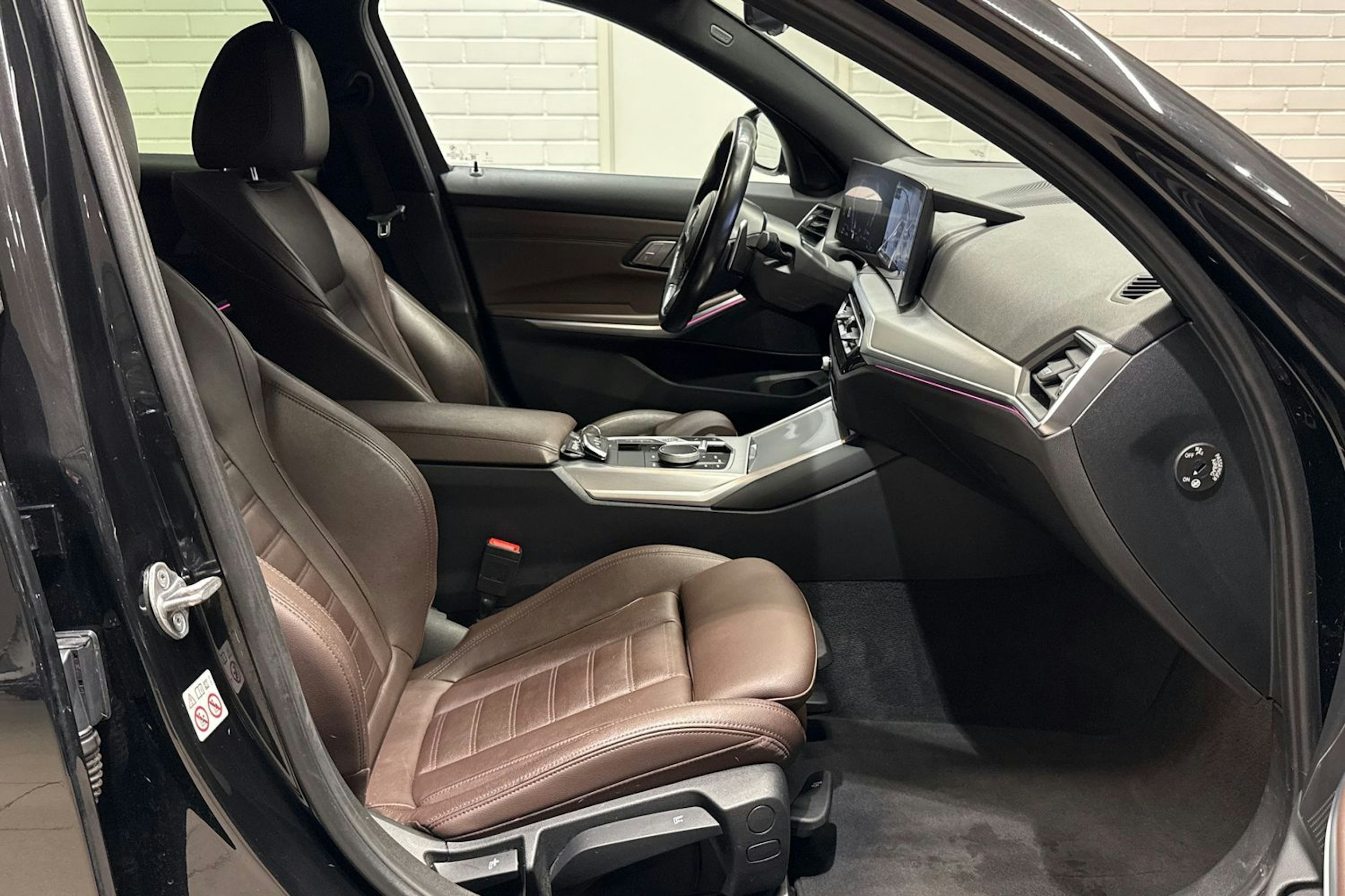 Musta BMW 320 2022 kuva 17.