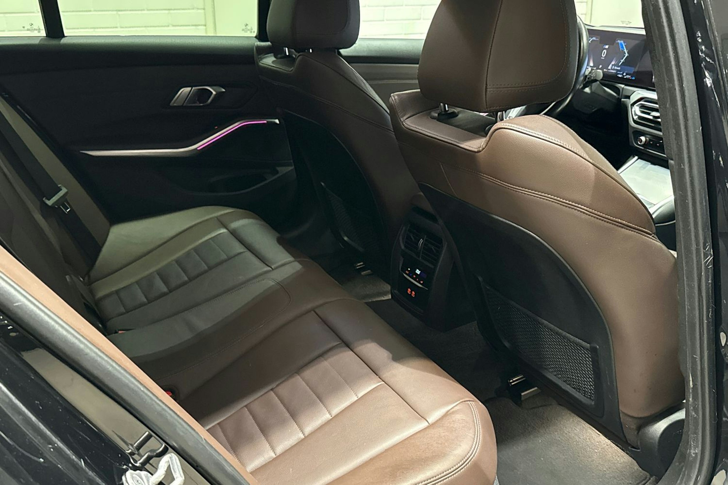 Musta BMW 320 2022 kuva 18.