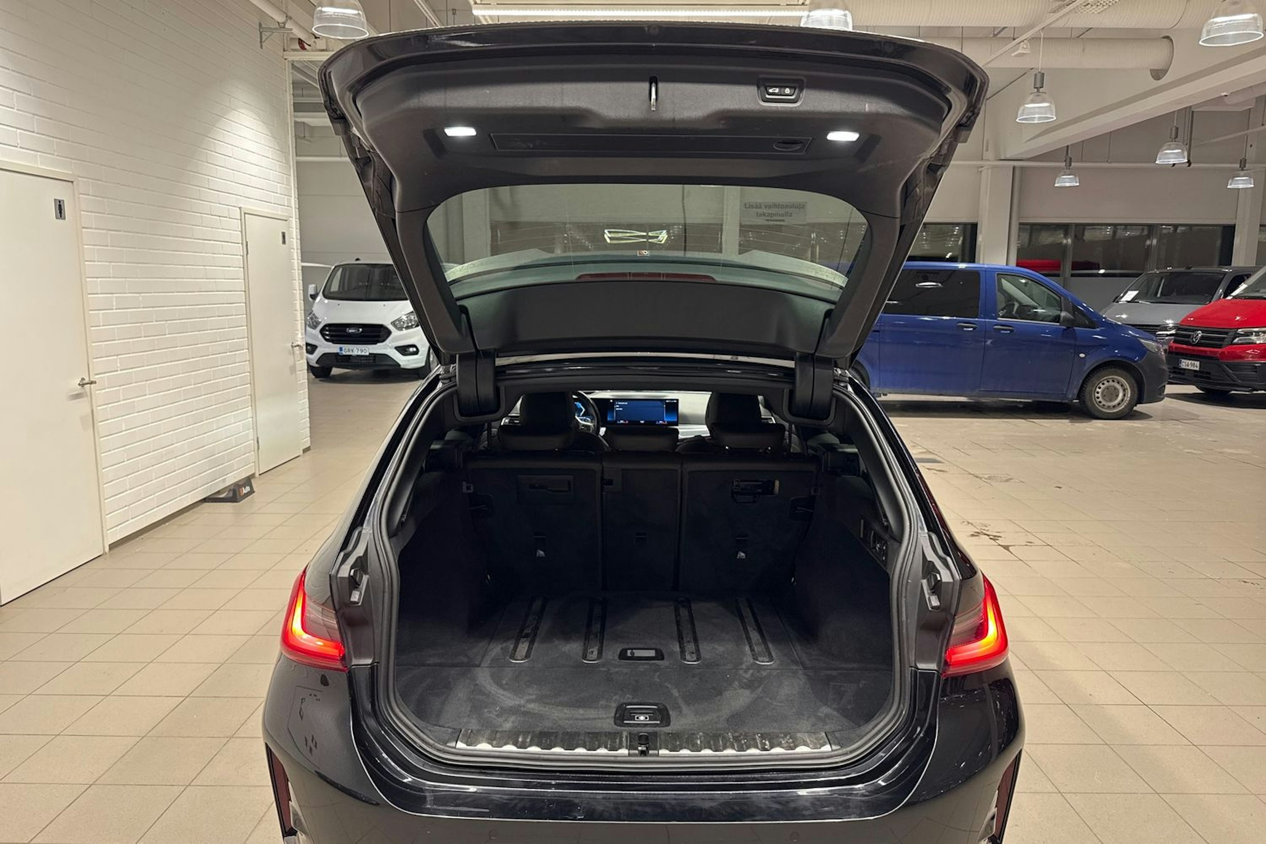 Musta BMW 320 2022 kuva 19.