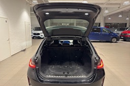 Musta BMW 320 2022 kuva 19.