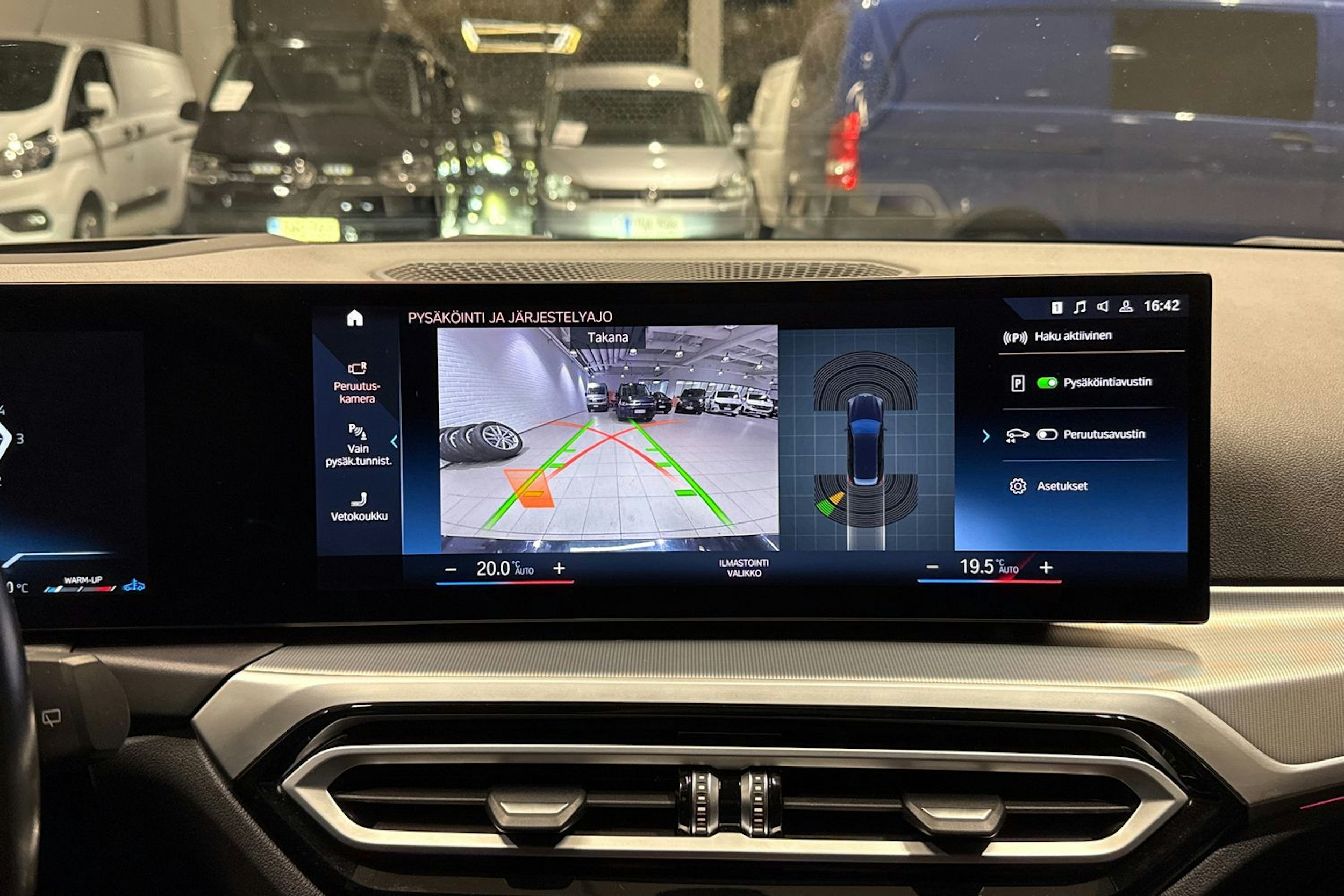 Musta BMW 320 2022 kuva 24.