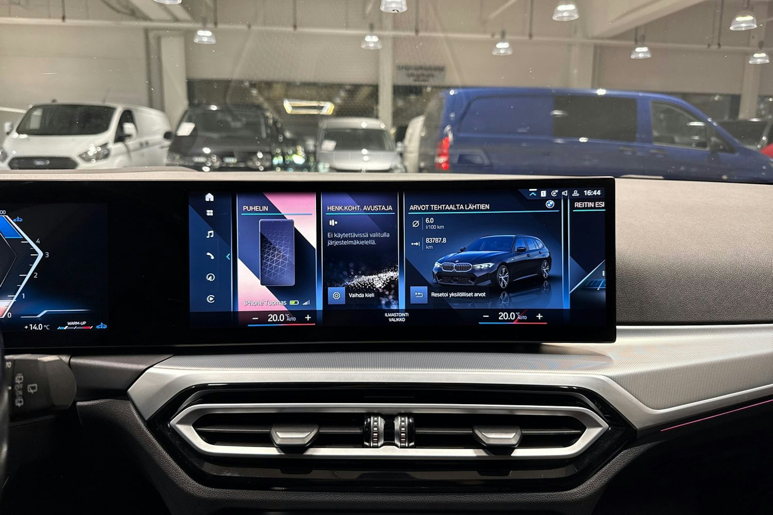 Musta BMW 320 2022 kuva 27.