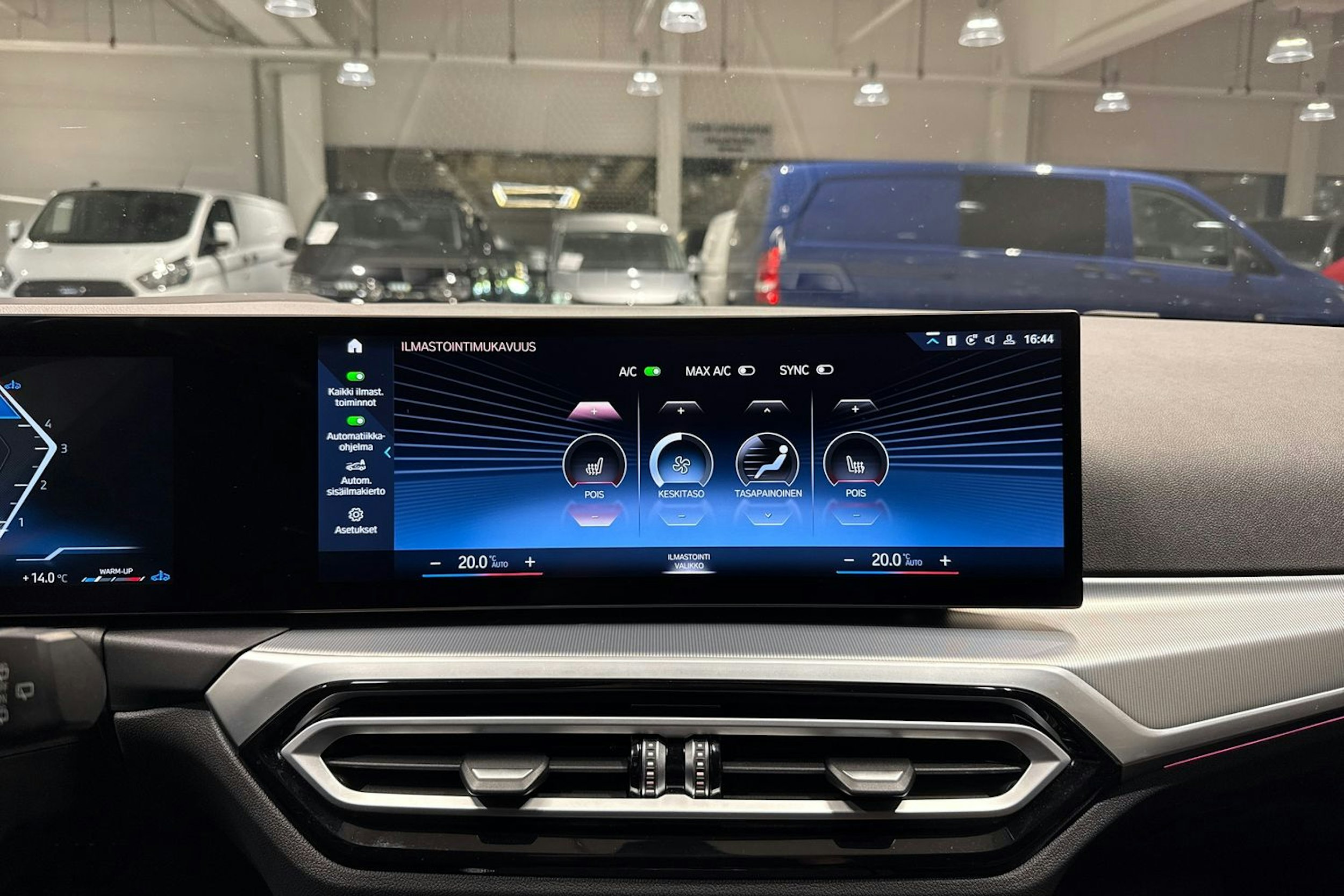 Musta BMW 320 2022 kuva 28.