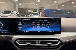 Musta BMW 320 2022 kuva 28.