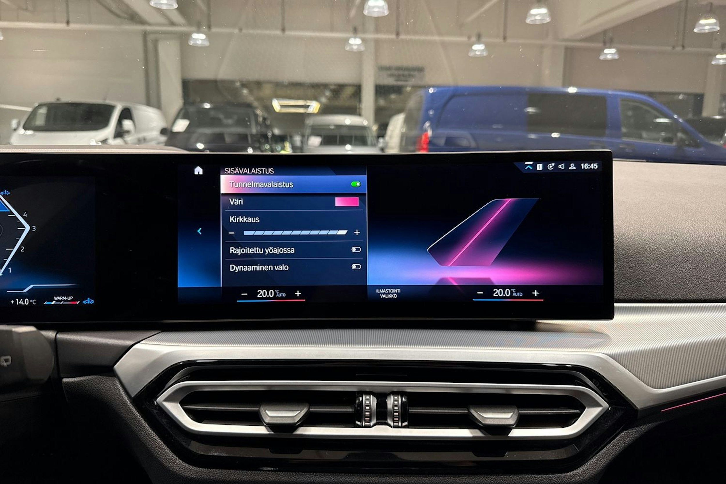 Musta BMW 320 2022 kuva 29.