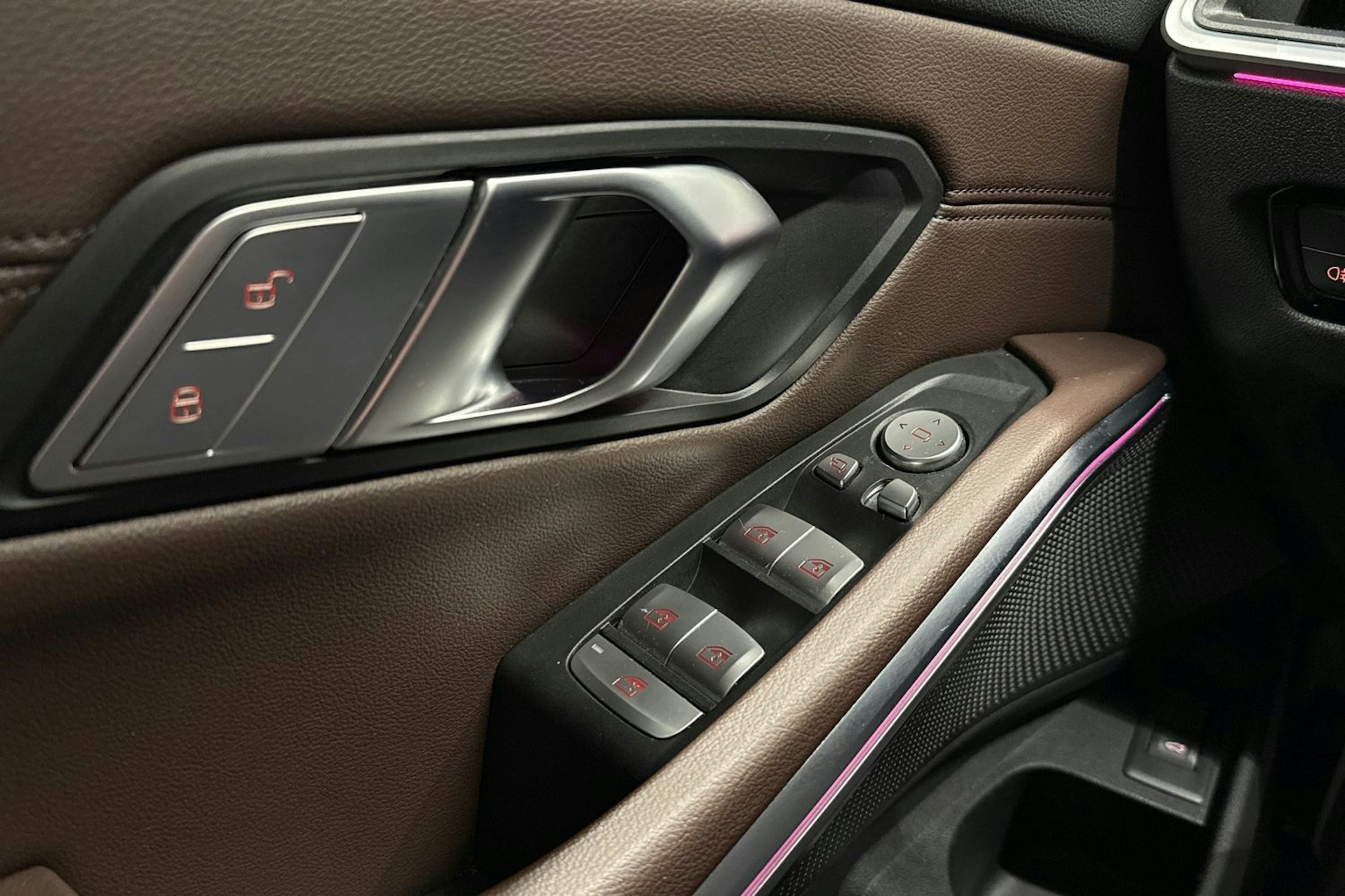 Musta BMW 320 2022 kuva 32.