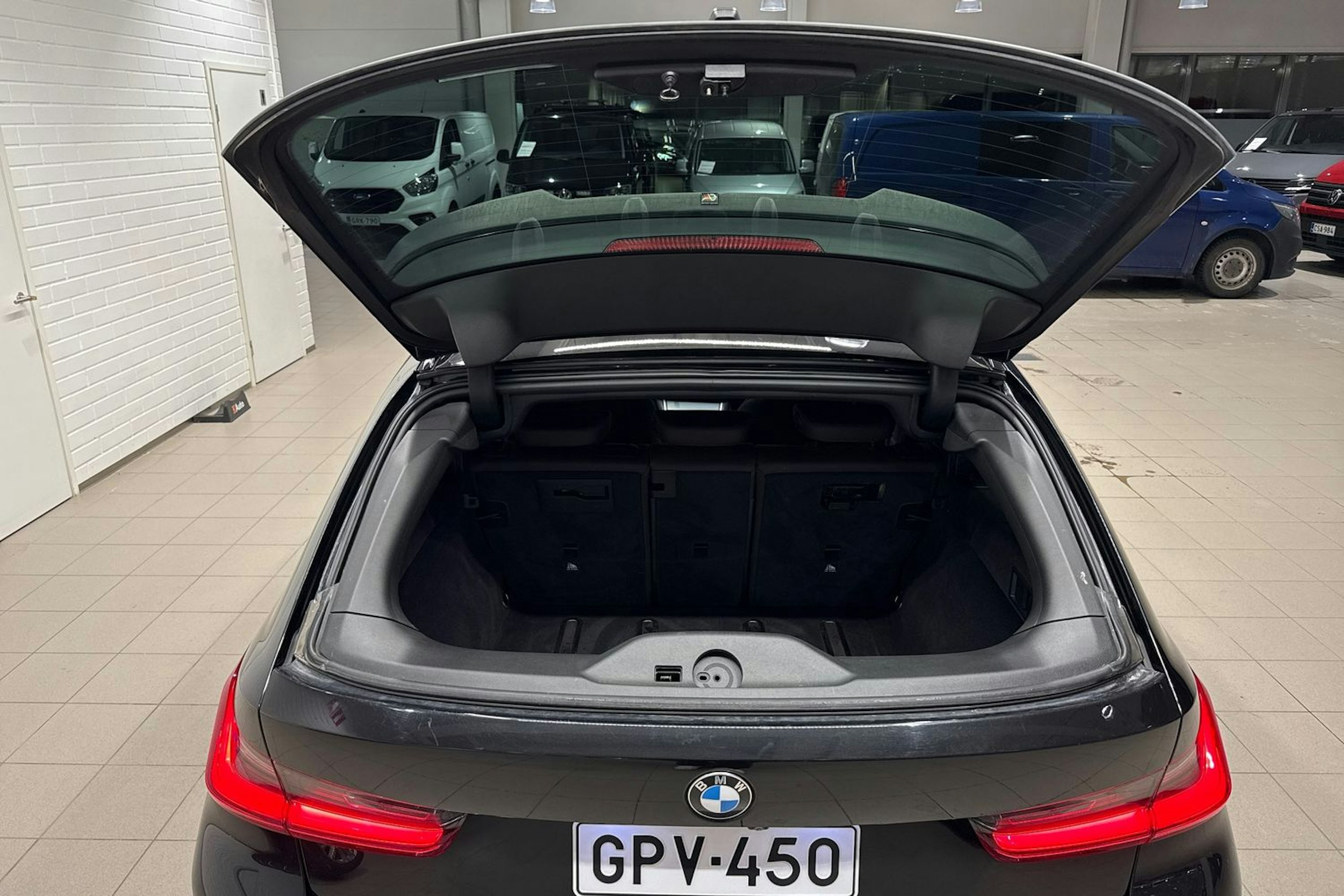 Musta BMW 320 2022 kuva 35.