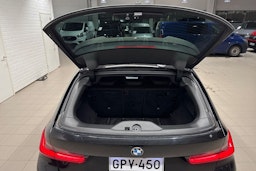 Musta BMW 320 2022 kuva 35.