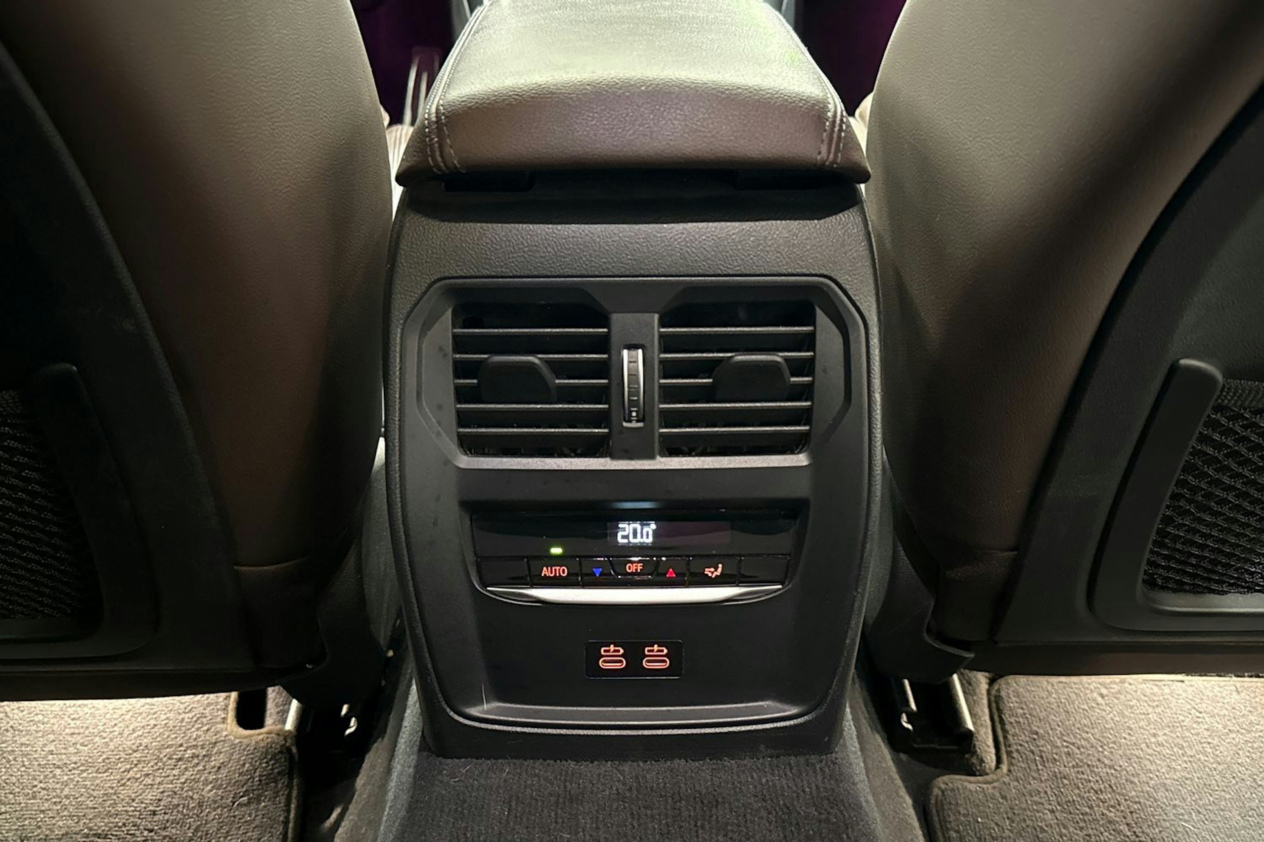 Musta BMW 320 2022 kuva 36.