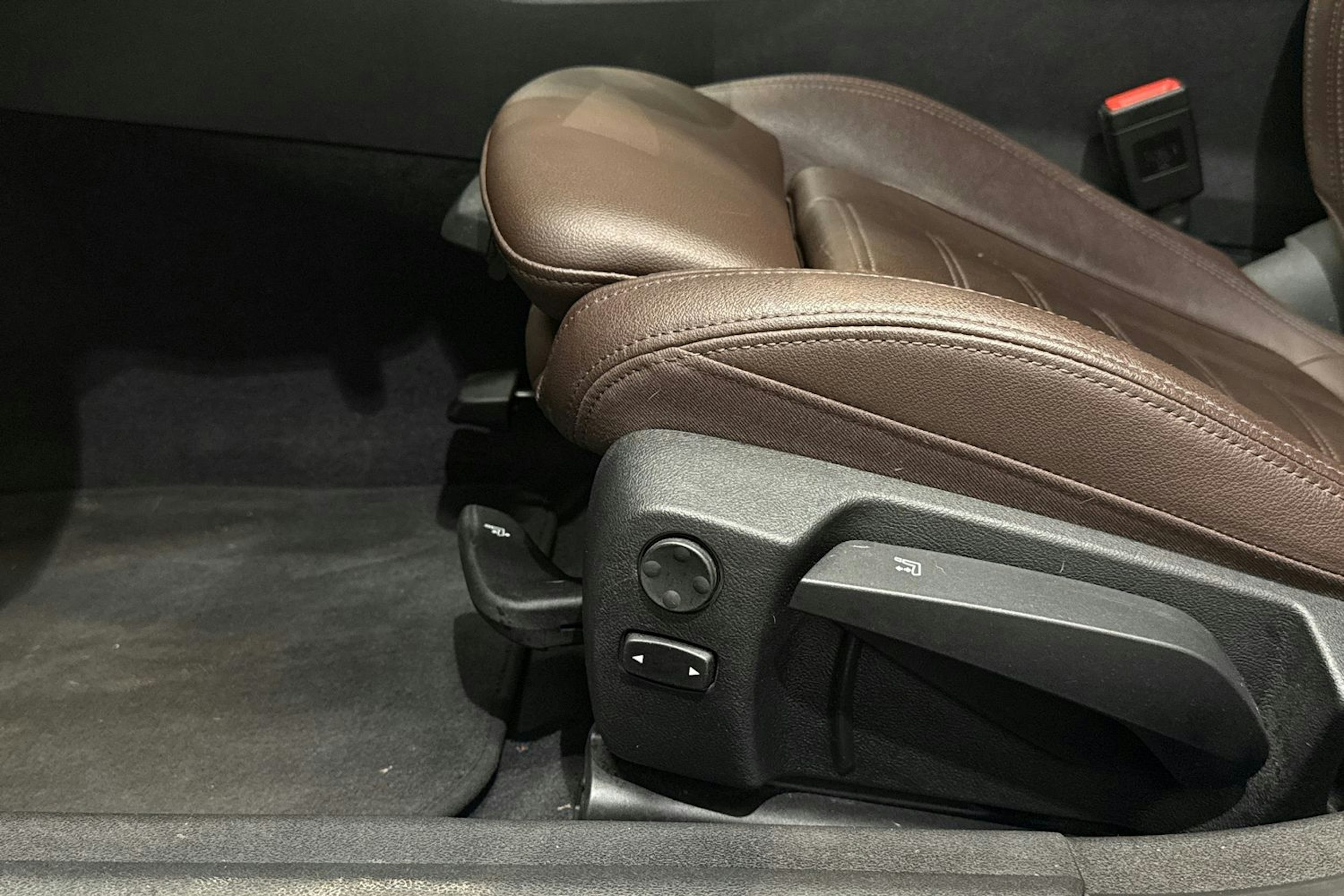 Musta BMW 320 2022 kuva 38.