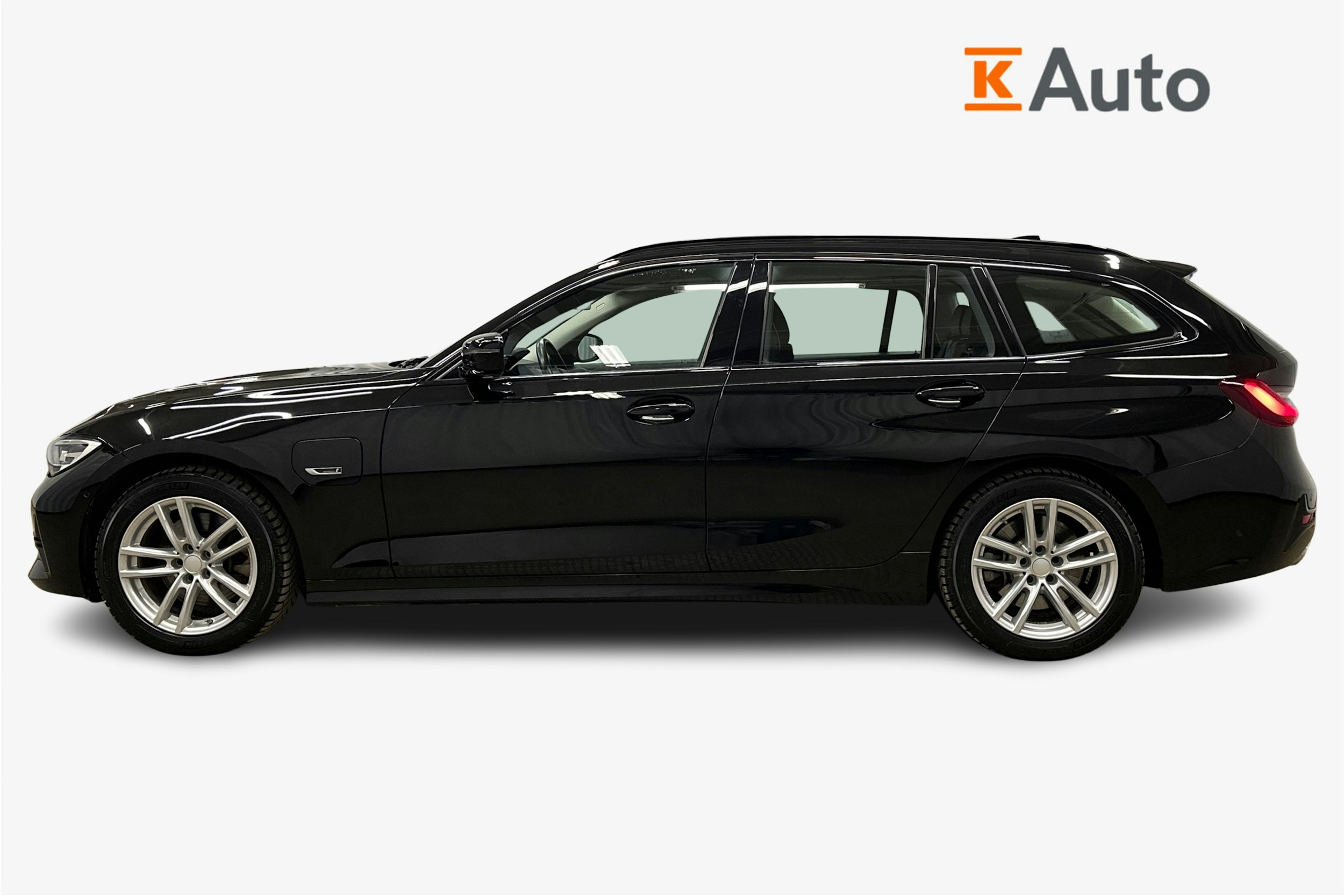 musta BMW 320 2022 kuva 6.