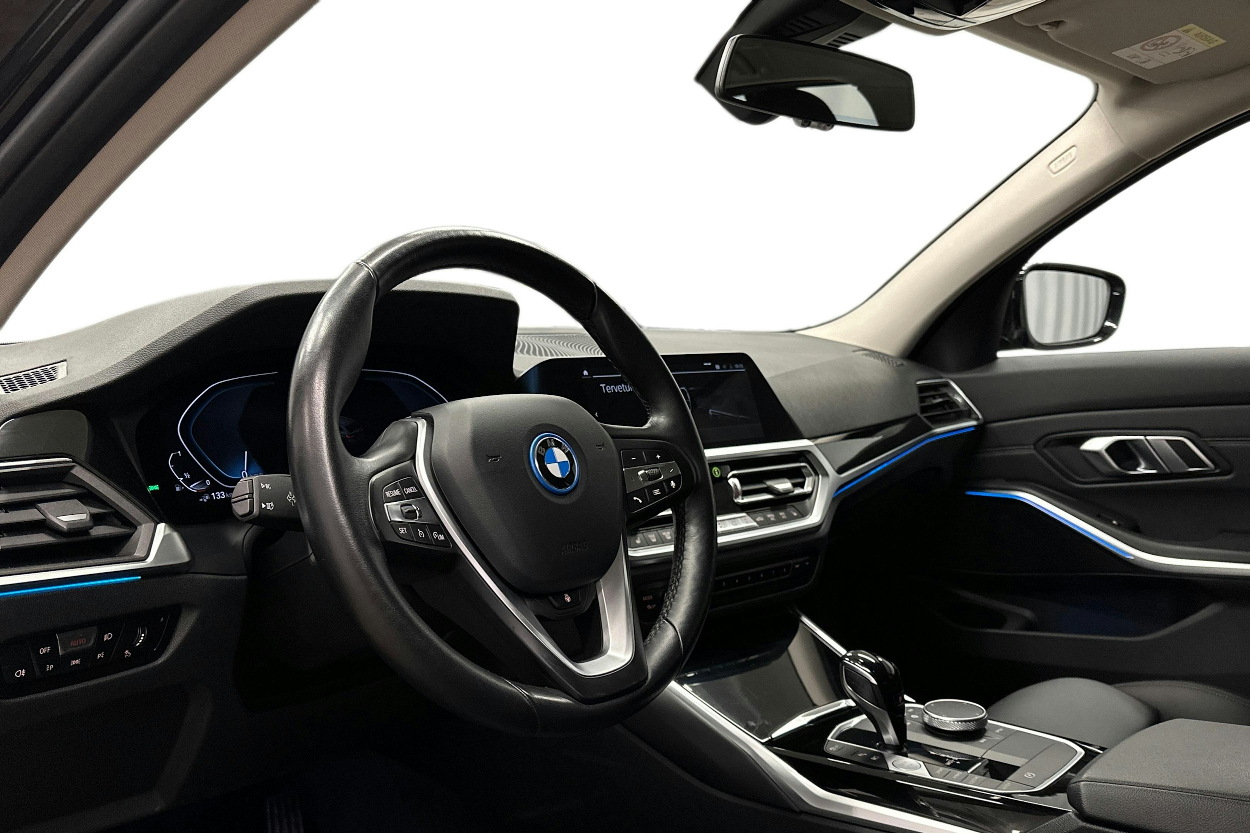 musta BMW 320 2022 kuva 7.