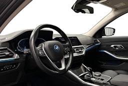 musta BMW 320 2022 kuva 7.