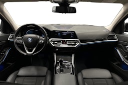 musta BMW 320 2022 kuva 9.