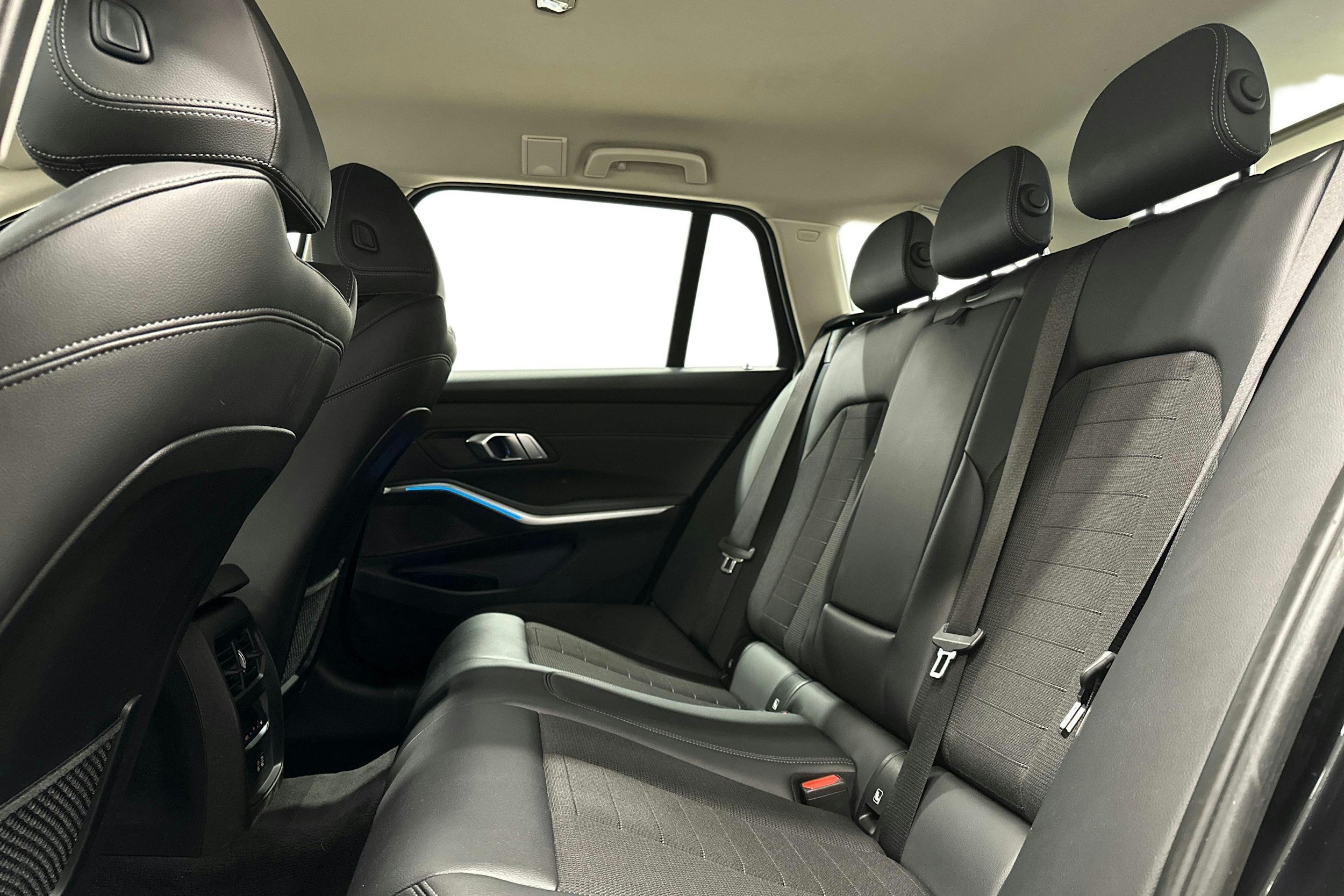 musta BMW 320 2022 kuva 10.