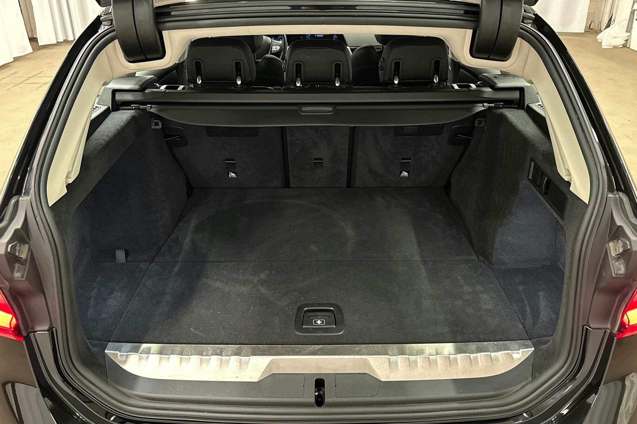 musta BMW 320 2022 kuva 14.