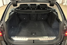 musta BMW 320 2022 kuva 14.