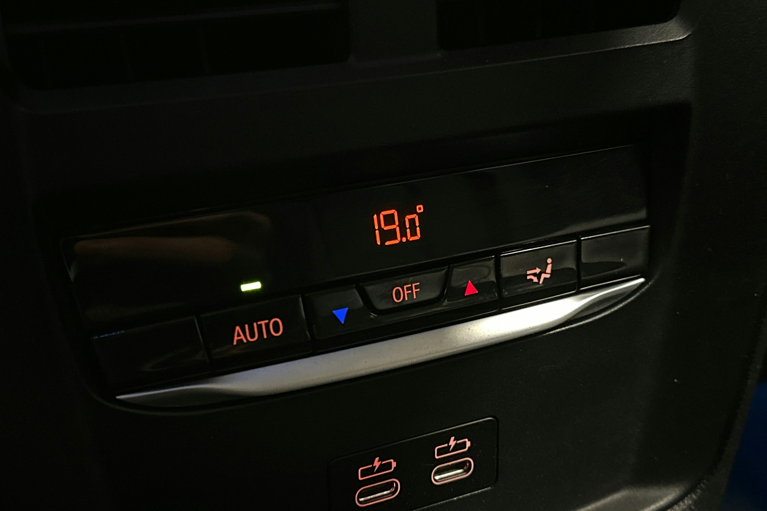 musta BMW 320 2022 kuva 16.