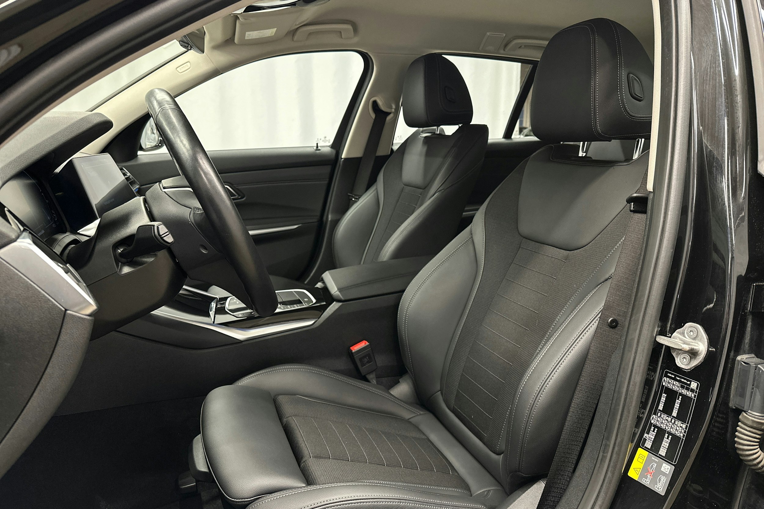 musta BMW 320 2022 kuva 17.