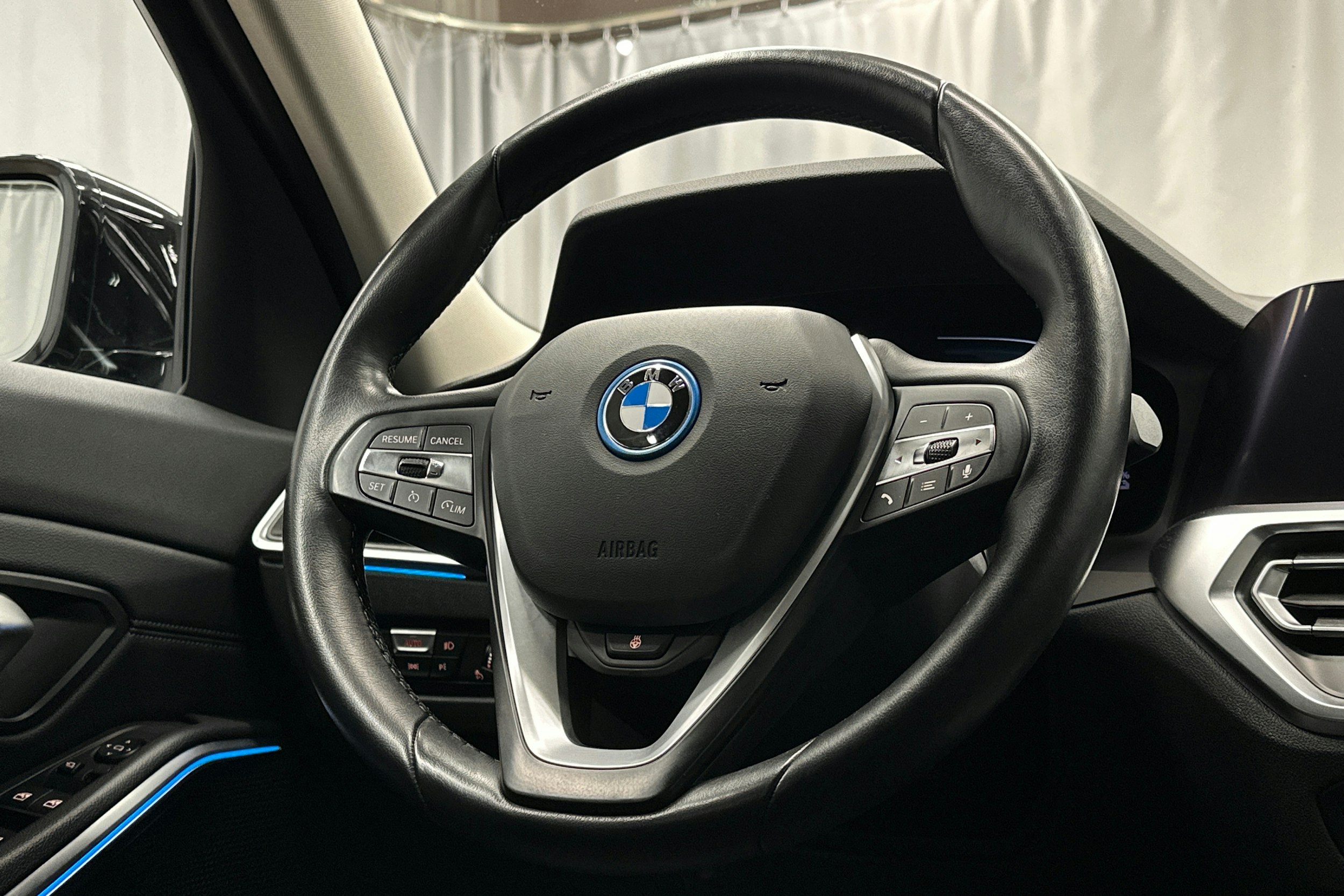 musta BMW 320 2022 kuva 18.