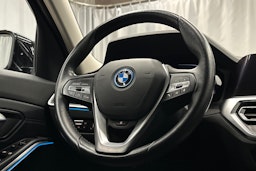 musta BMW 320 2022 kuva 18.