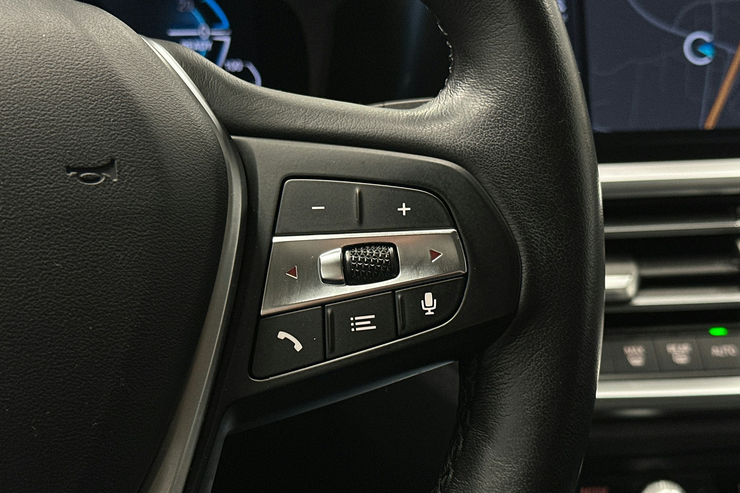 musta BMW 320 2022 kuva 20.