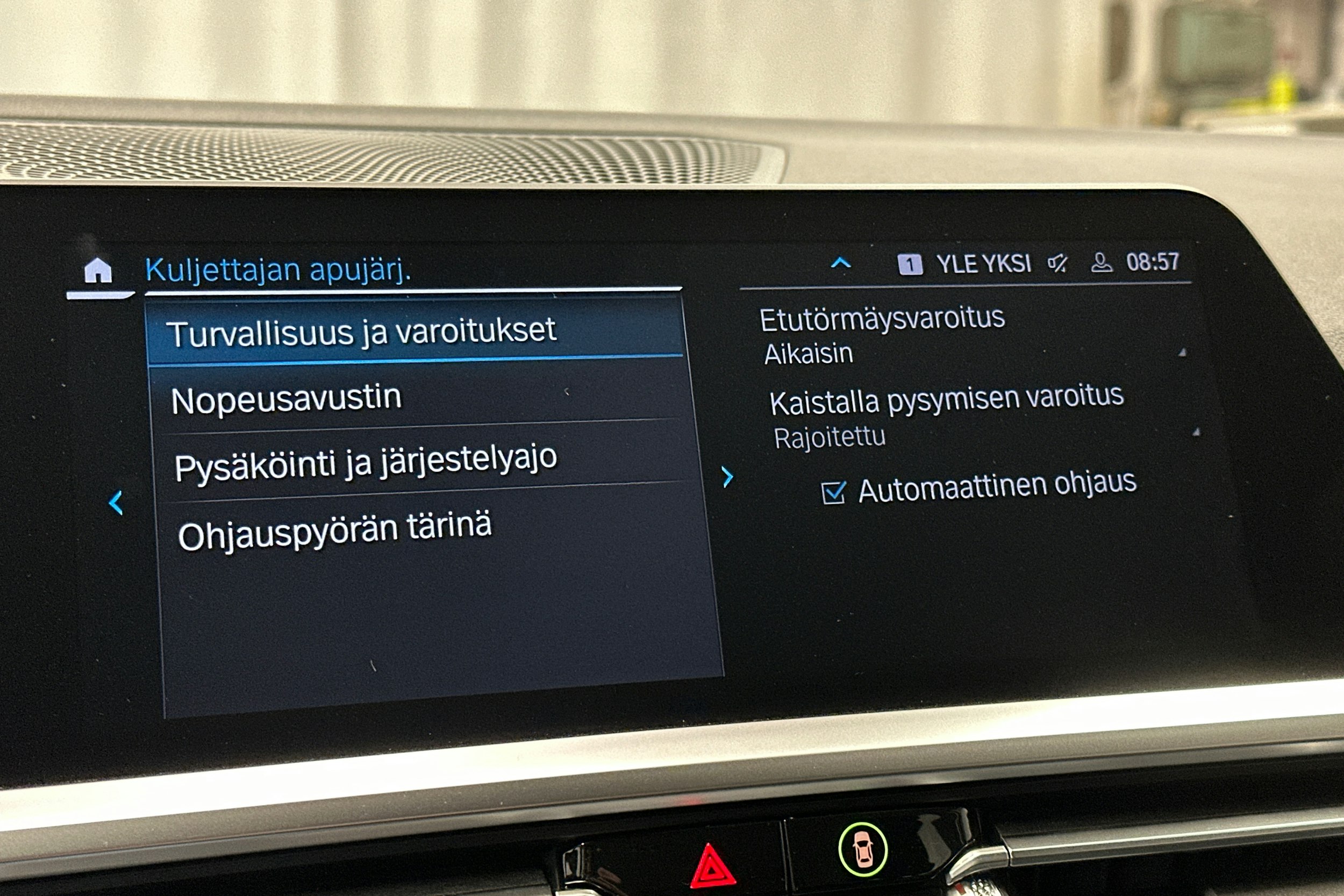 musta BMW 320 2022 kuva 25.