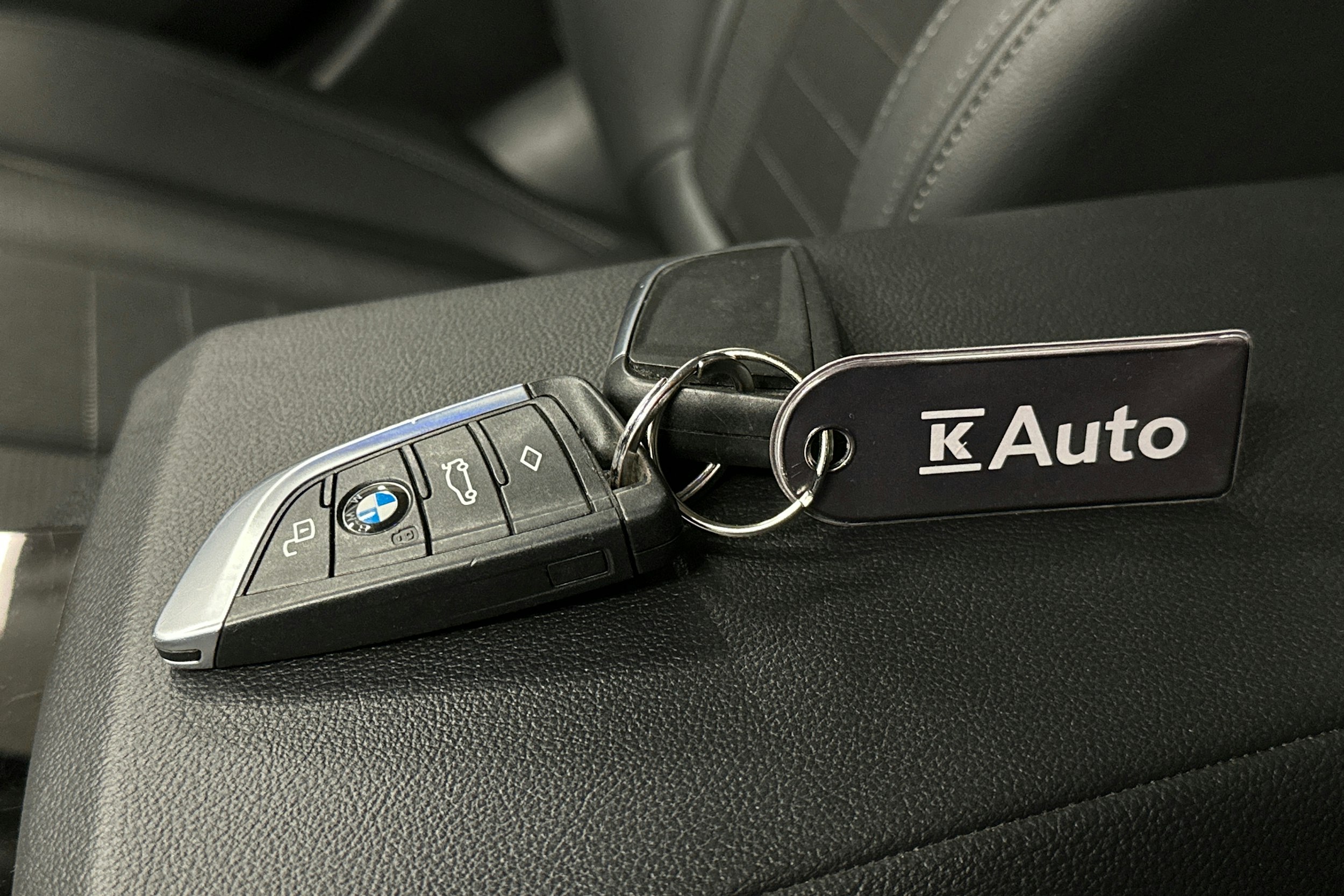 musta BMW 320 2022 kuva 33.