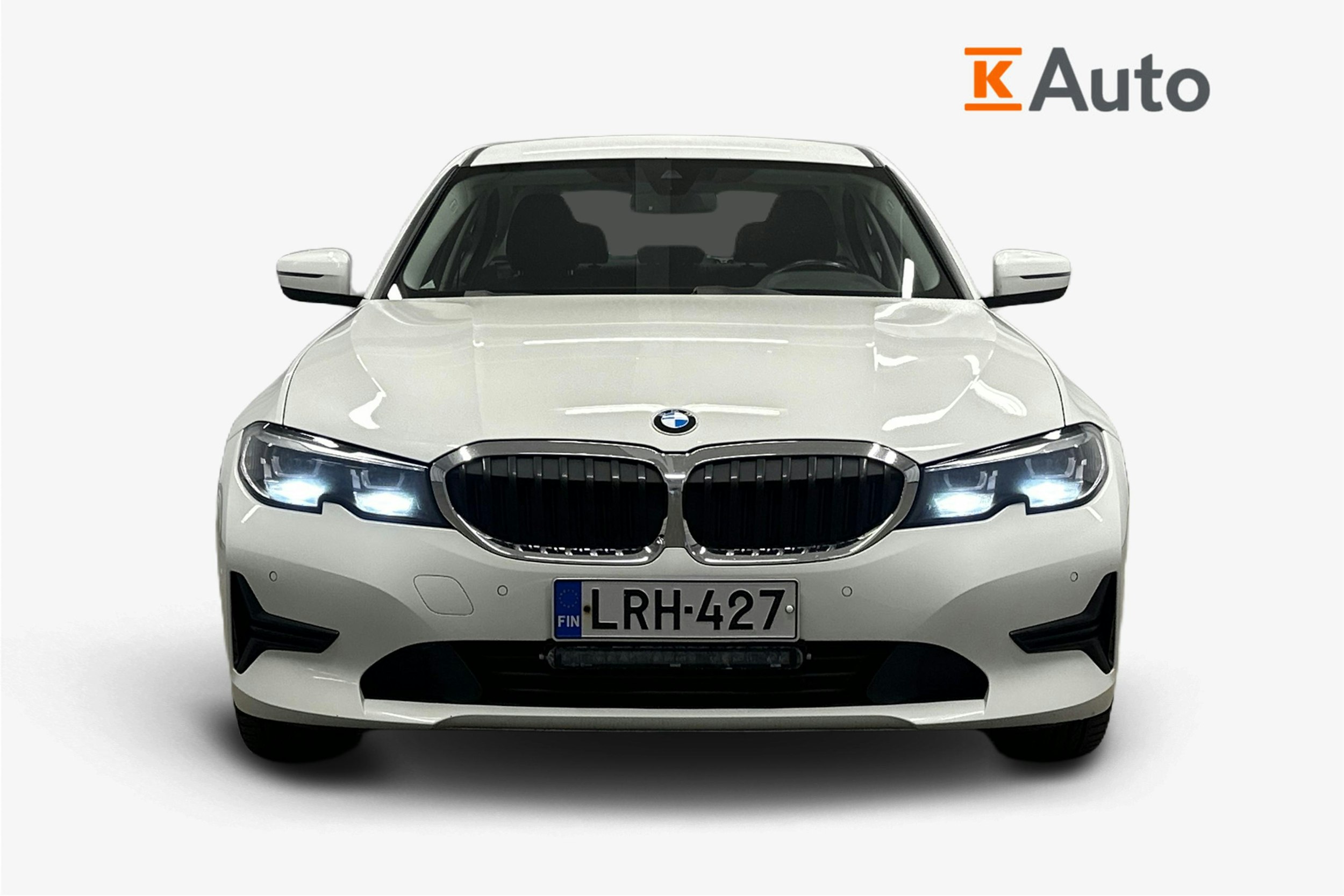 valkoinen BMW 320 2022 kuva 4.