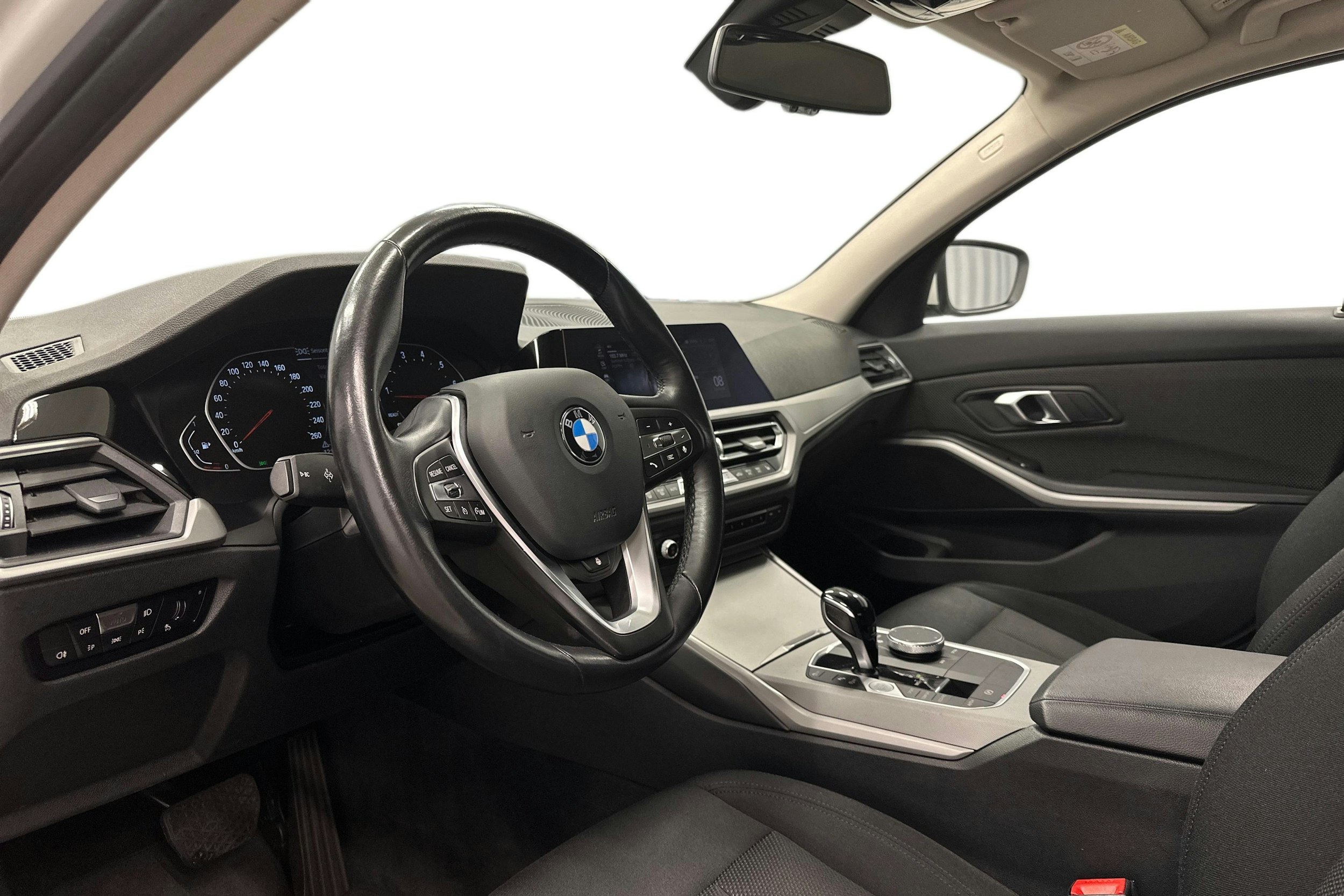 valkoinen BMW 320 2022 kuva 6.