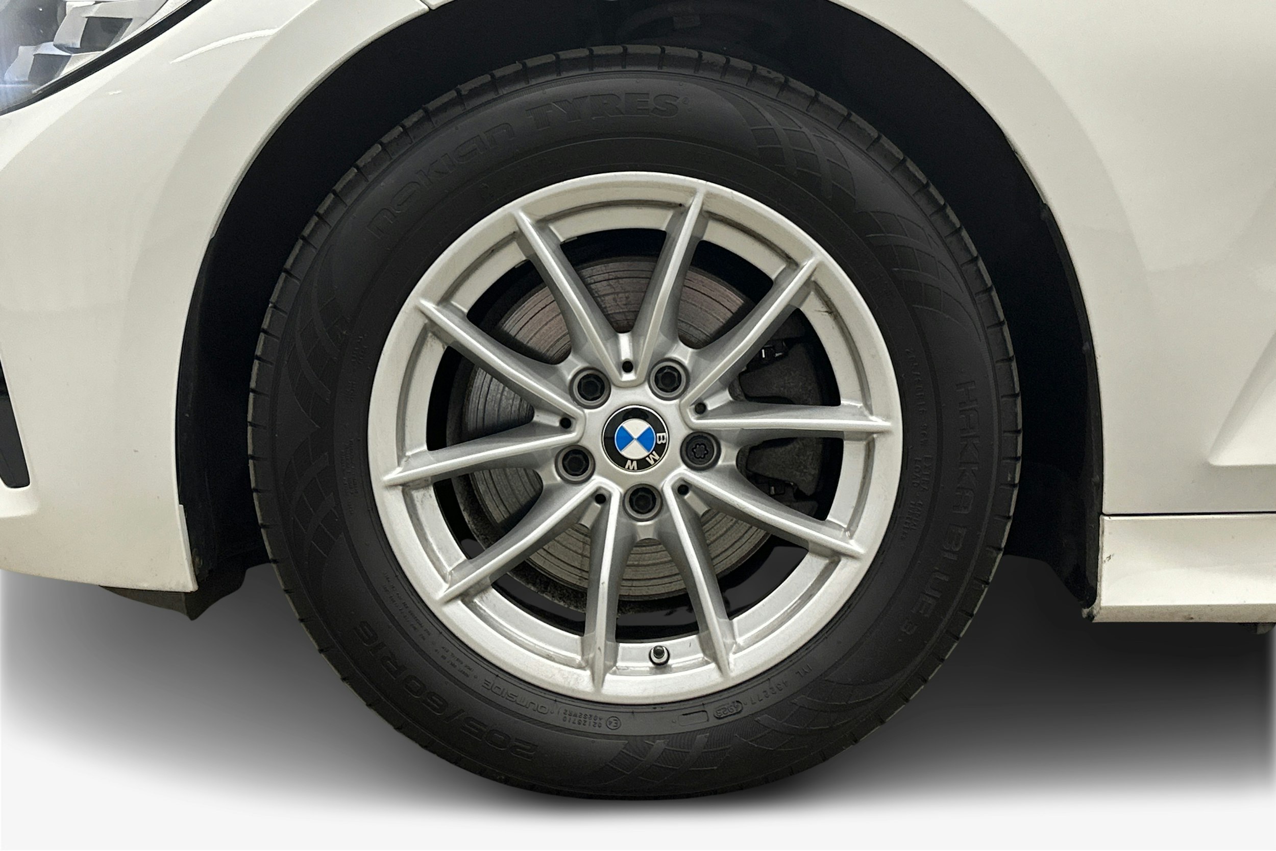 valkoinen BMW 320 2022 kuva 9.
