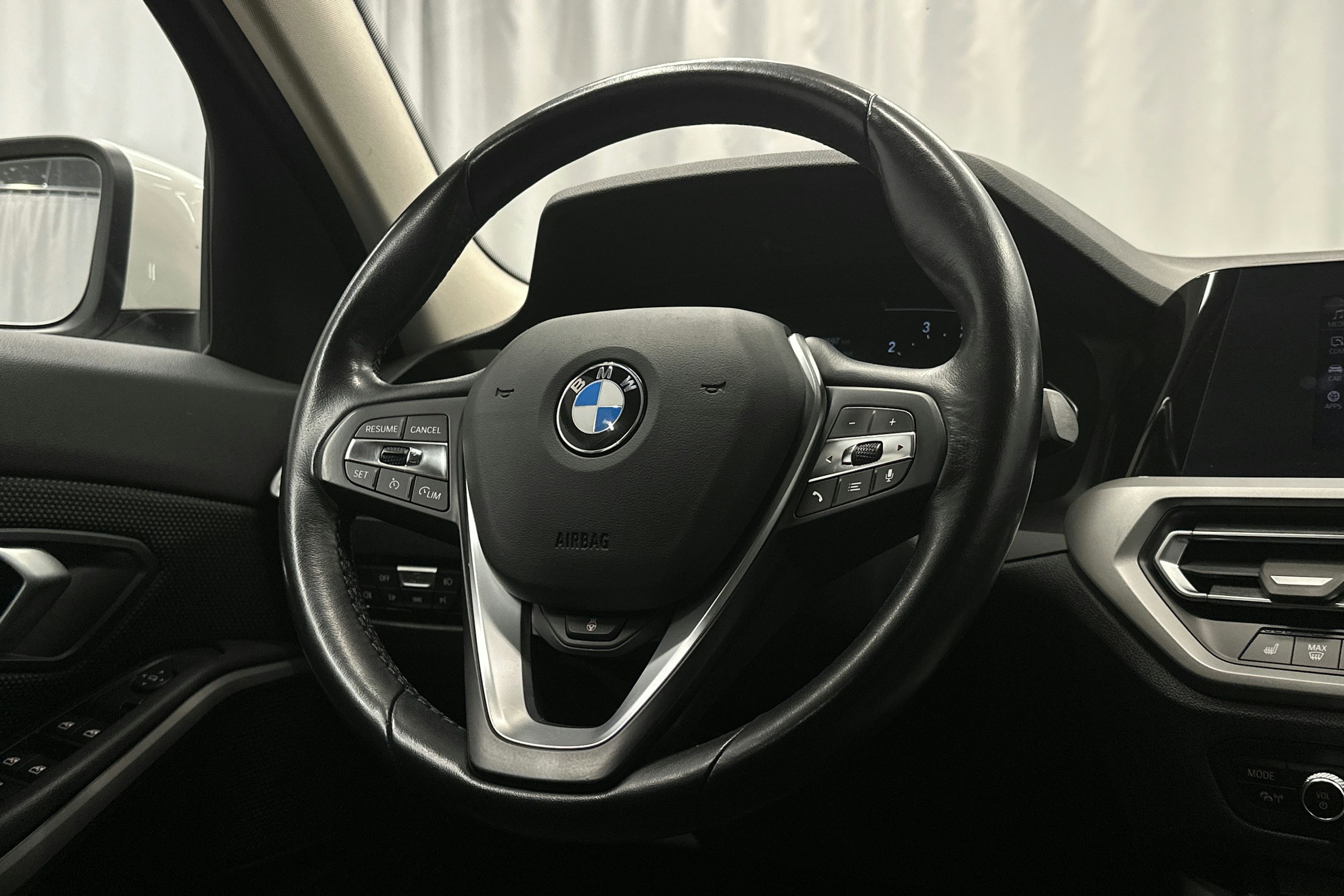 valkoinen BMW 320 2022 kuva 14.
