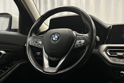 valkoinen BMW 320 2022 kuva 14.