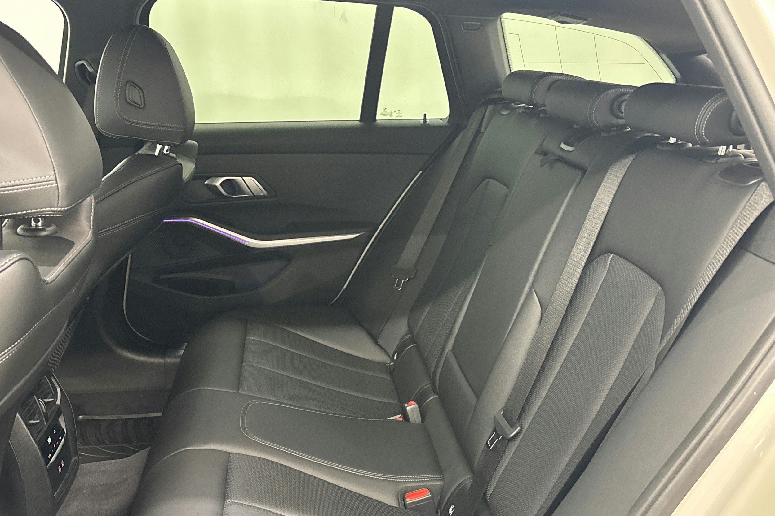 valkoinen BMW 320 2022 kuva 13.