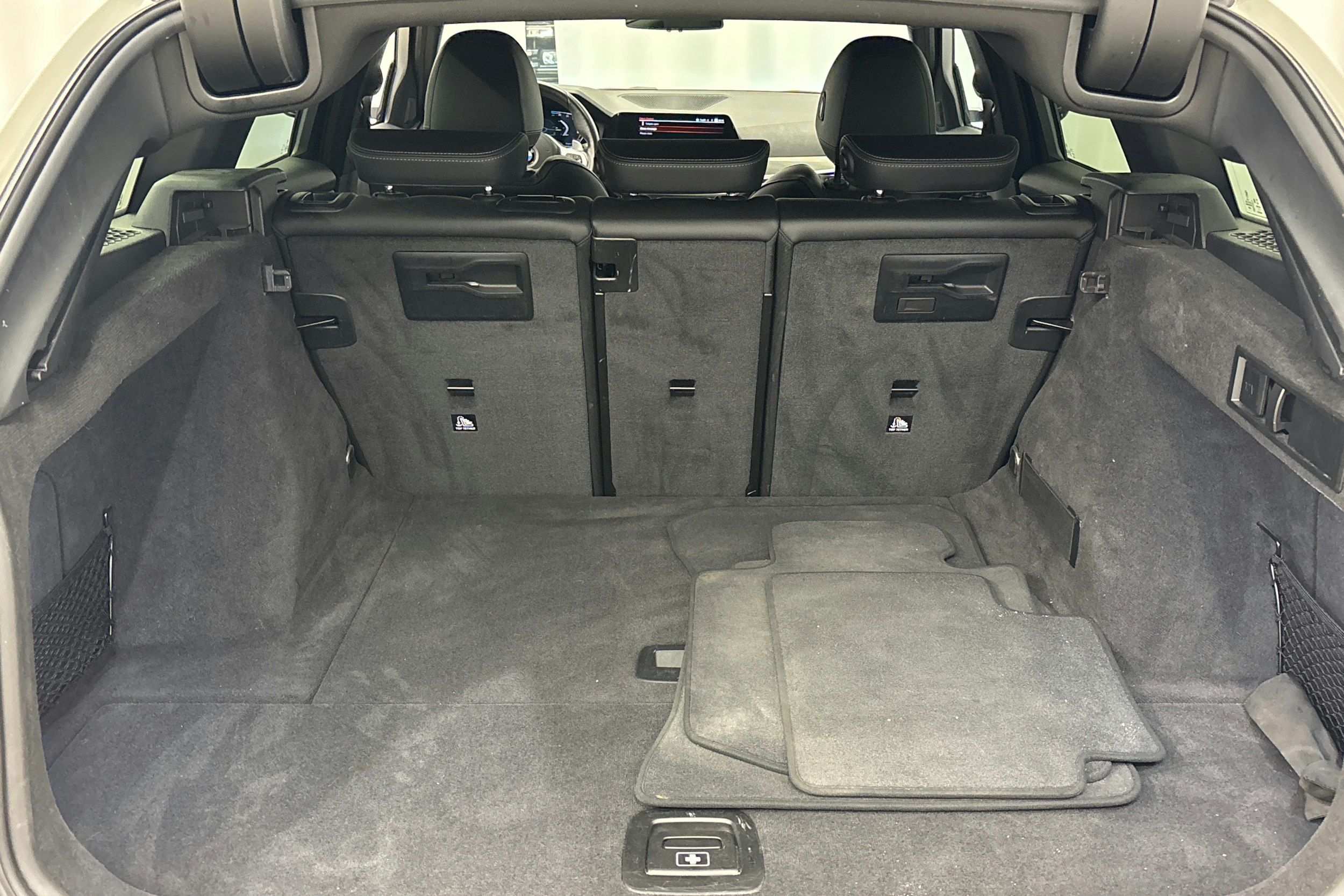 valkoinen BMW 320 2022 kuva 14.