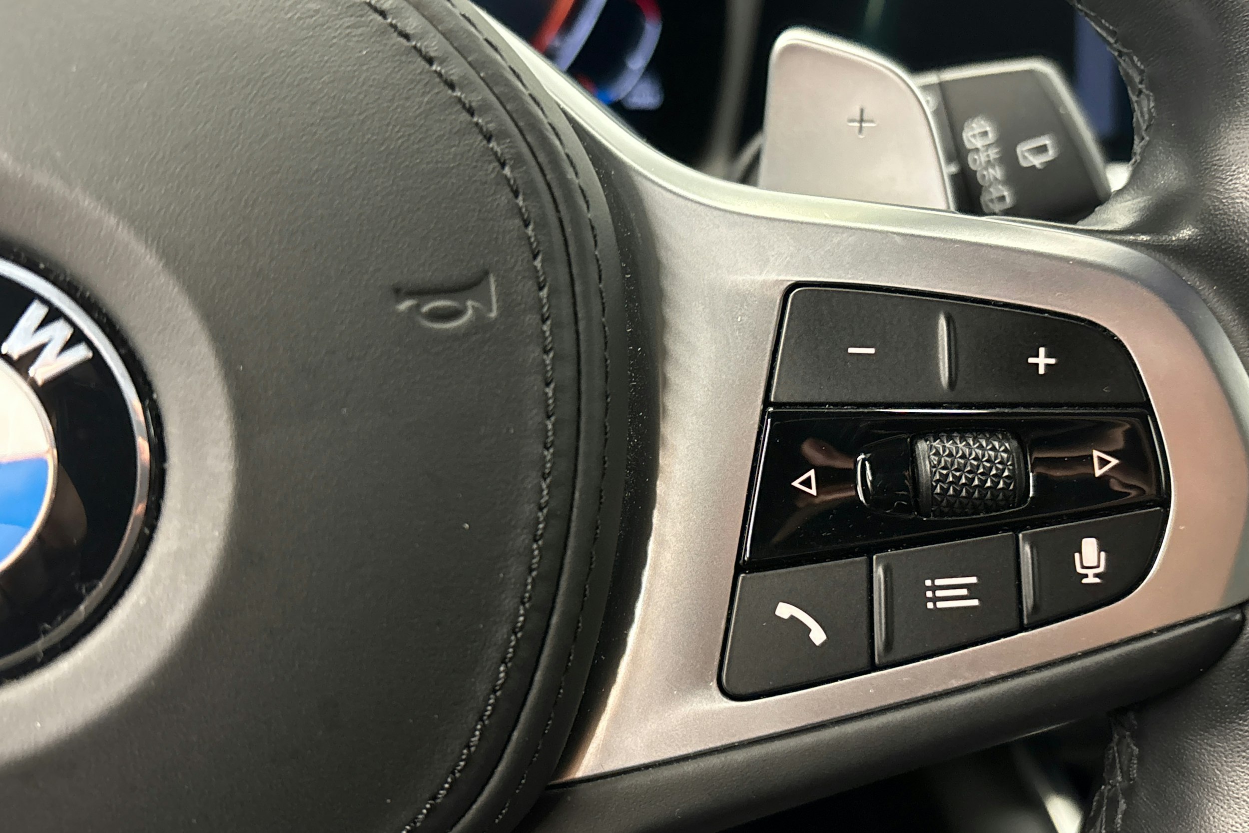 valkoinen BMW 320 2022 kuva 18.