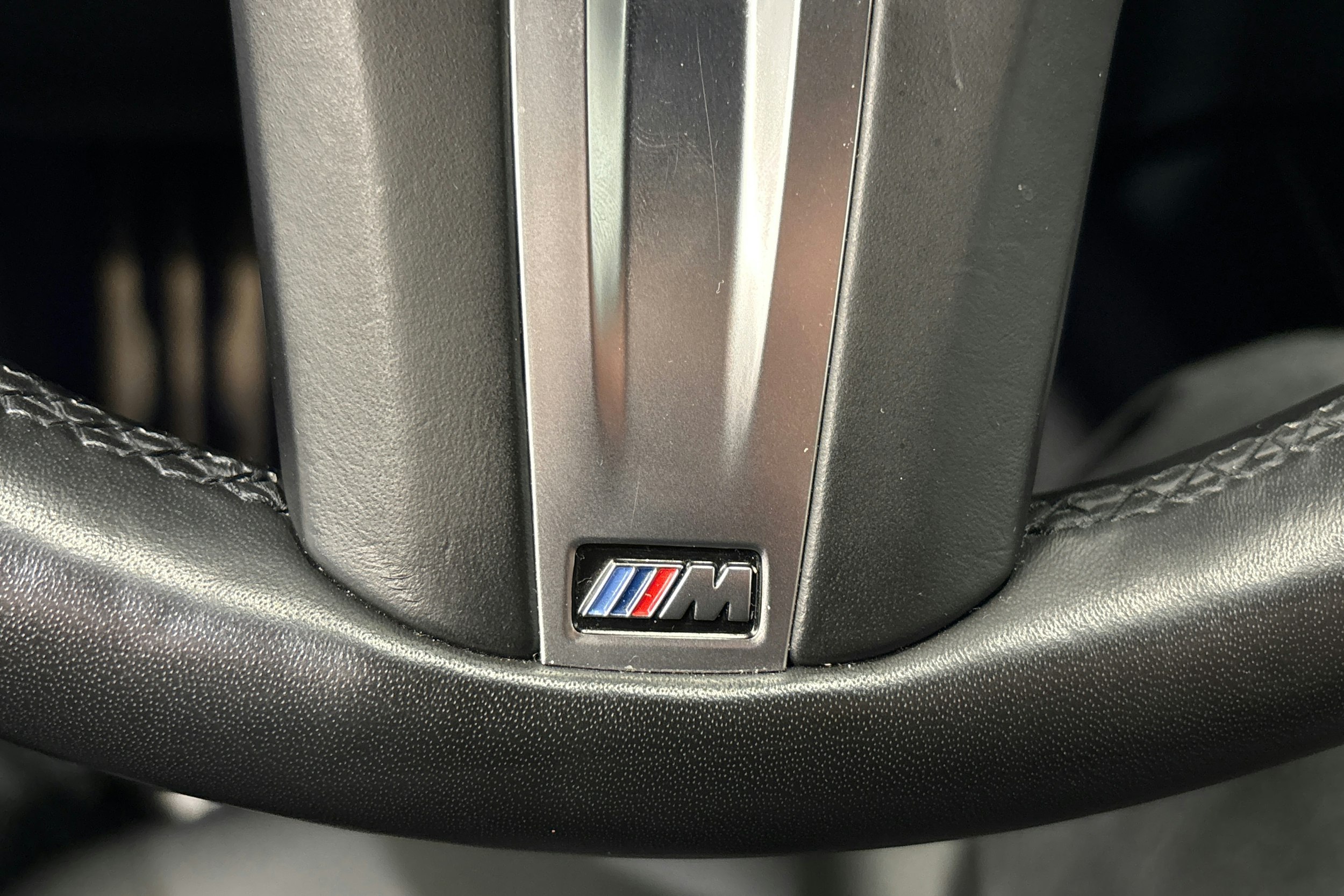 valkoinen BMW 320 2022 kuva 19.