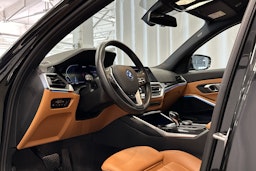 musta BMW 320 2022 kuva 3.