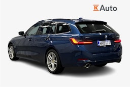 sininen BMW 320 2022 kuva 2.