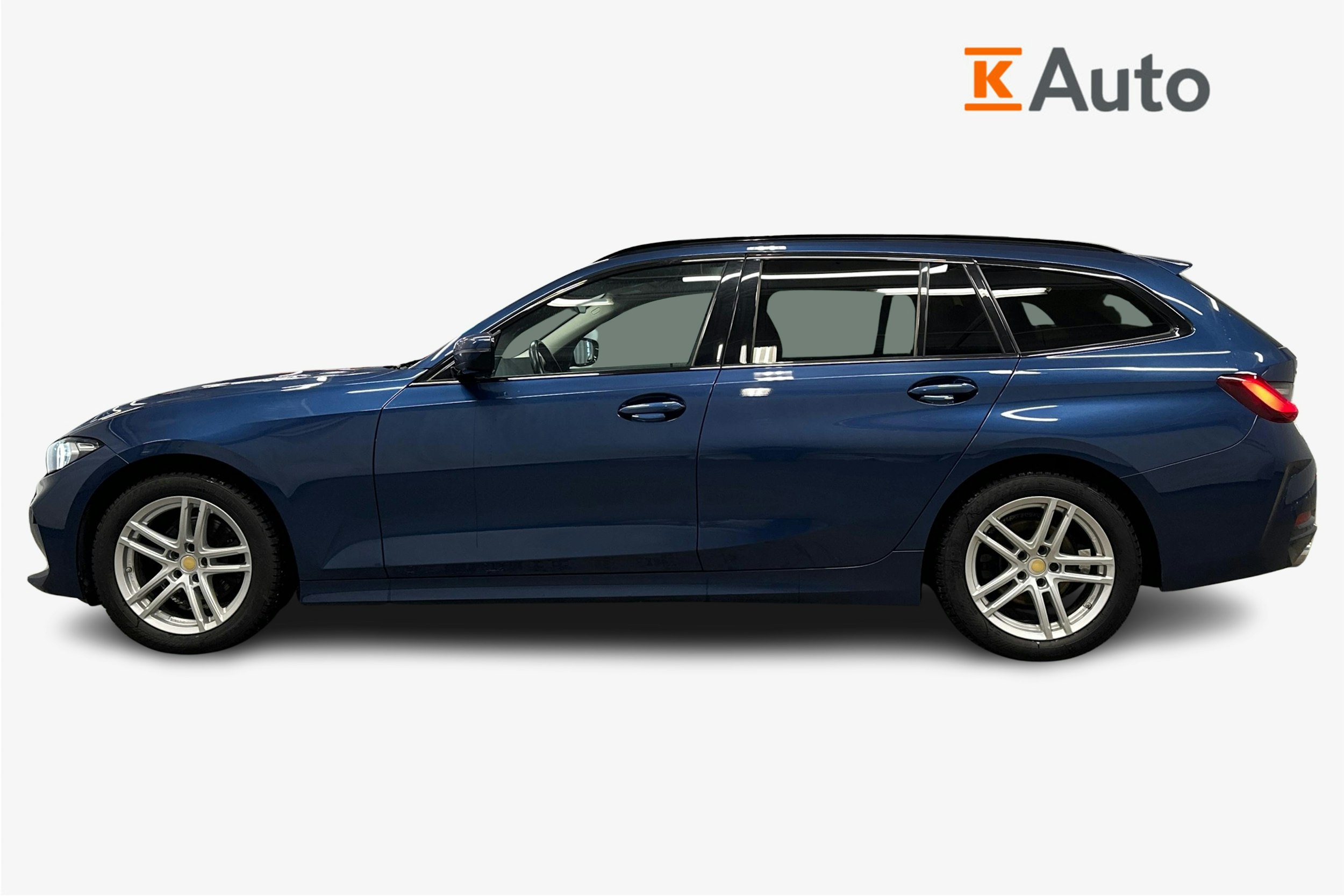 sininen BMW 320 2022 kuva 6.