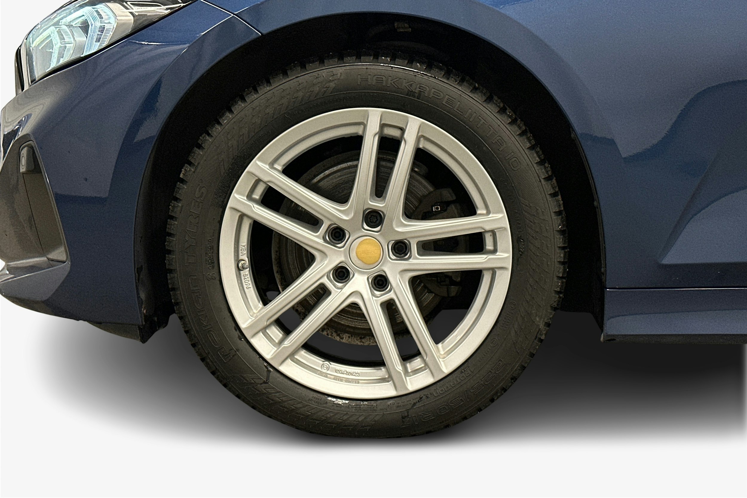 sininen BMW 320 2022 kuva 11.