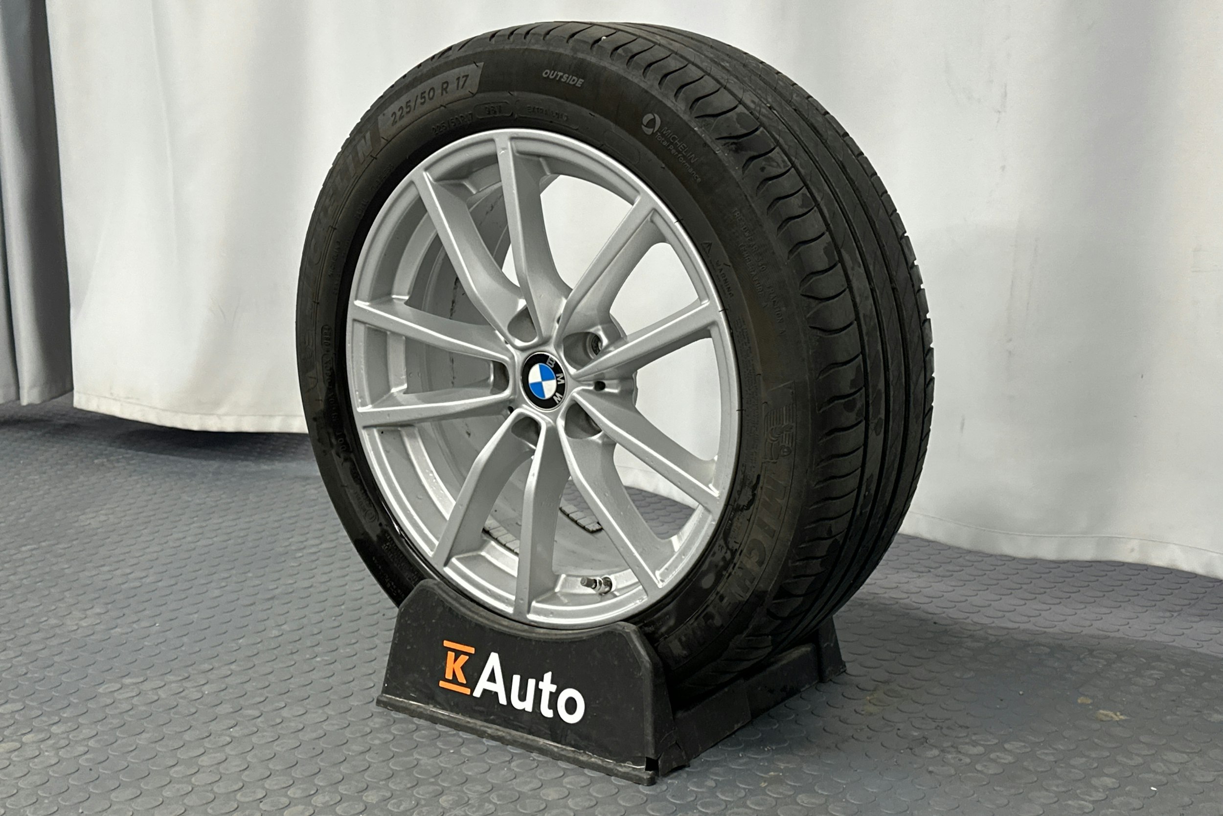 sininen BMW 320 2022 kuva 13.