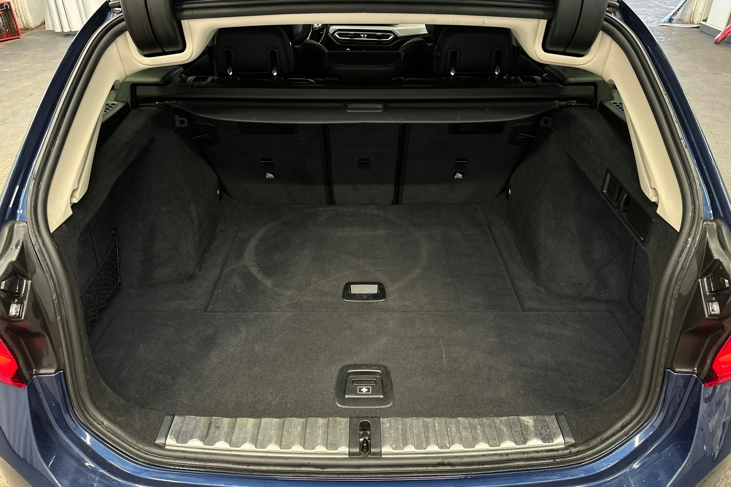 sininen BMW 320 2022 kuva 14.