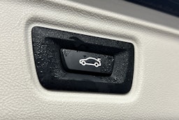 sininen BMW 320 2022 kuva 15.